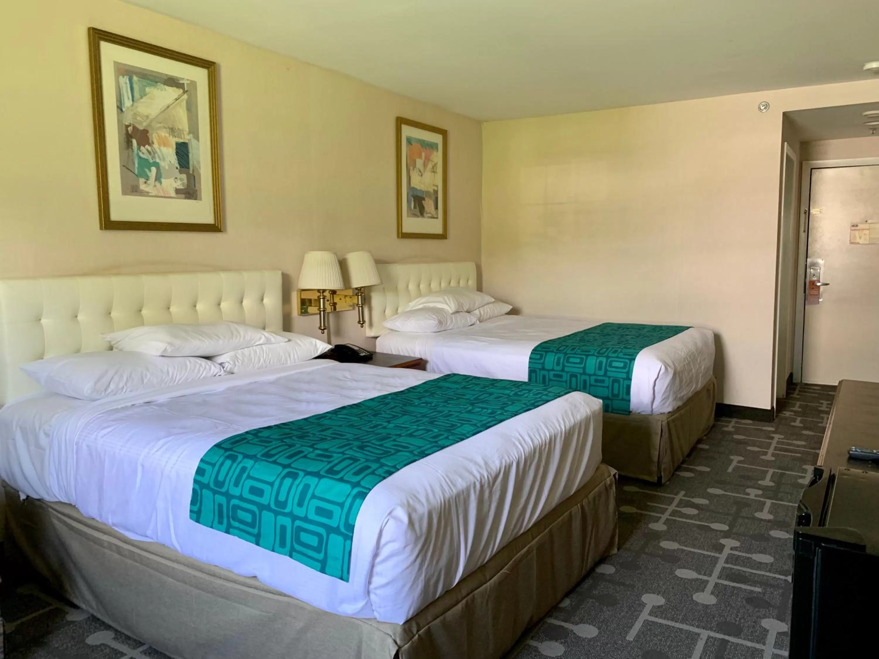 Bed in Howard Johnson by Wyndham Williamstown