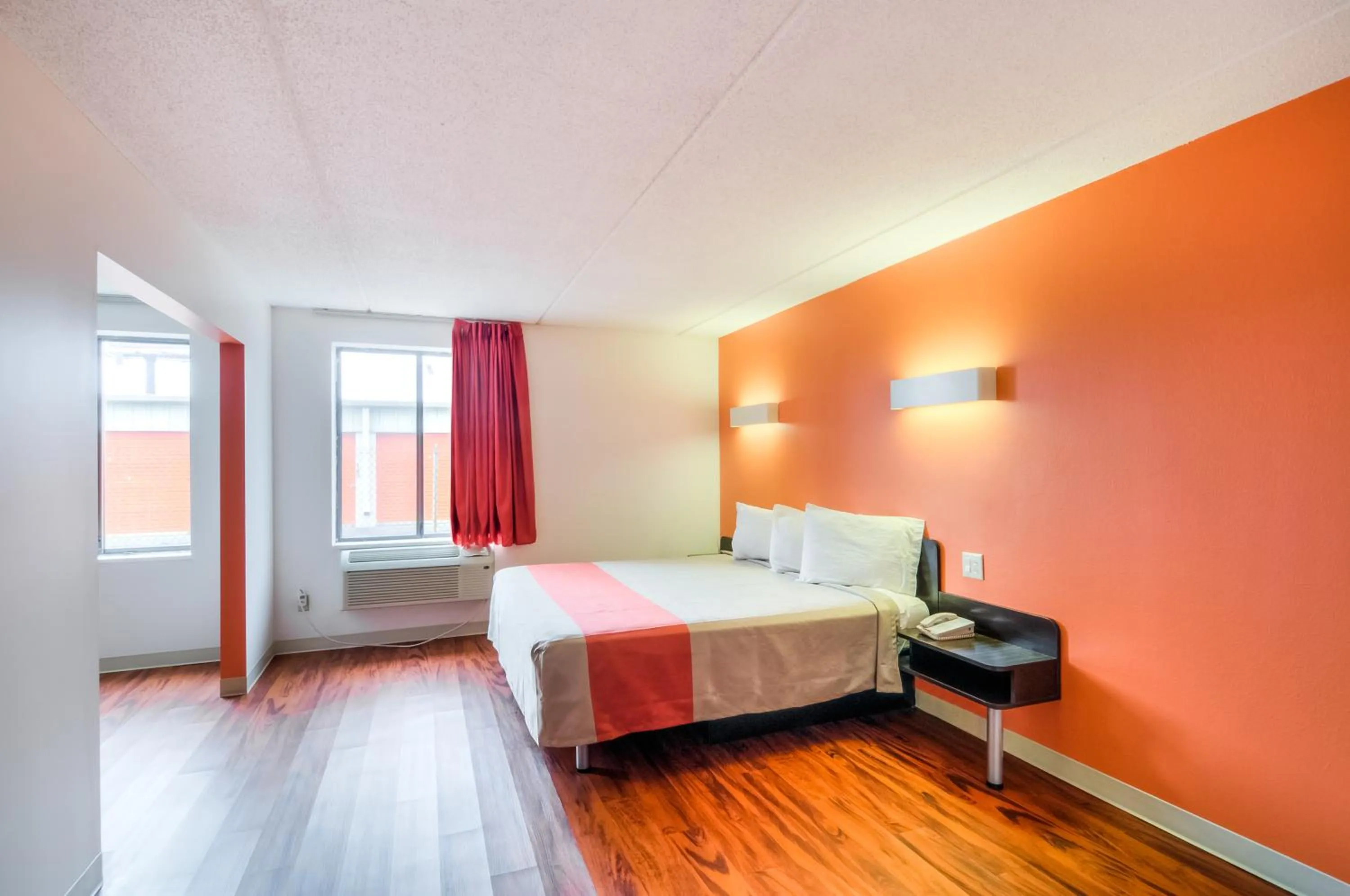 Bedroom, Bed in Motel 6-Lansing, IL - Chicago South