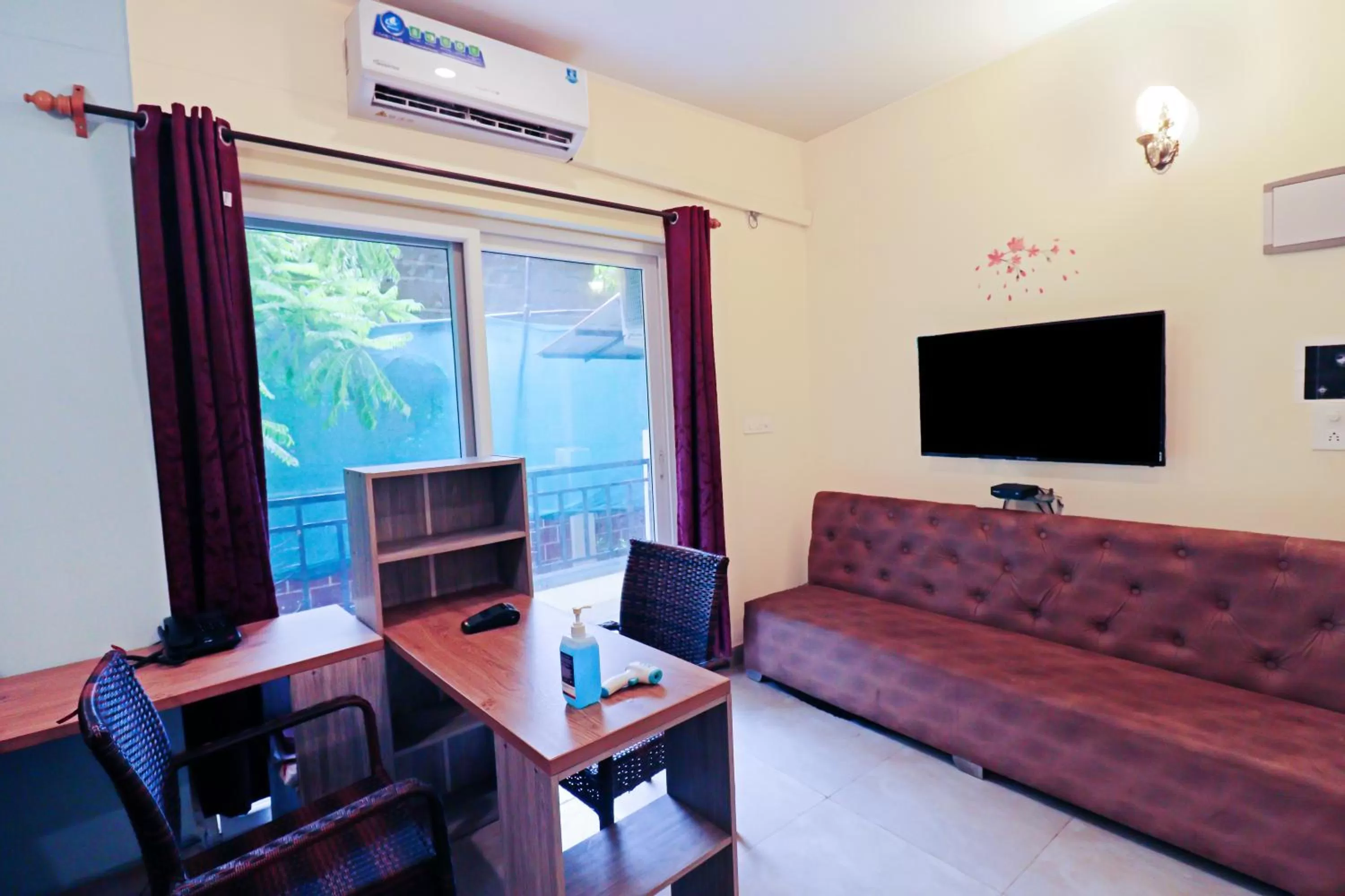 Lobby or reception, TV/Entertainment Center in Mariners Bay Suites