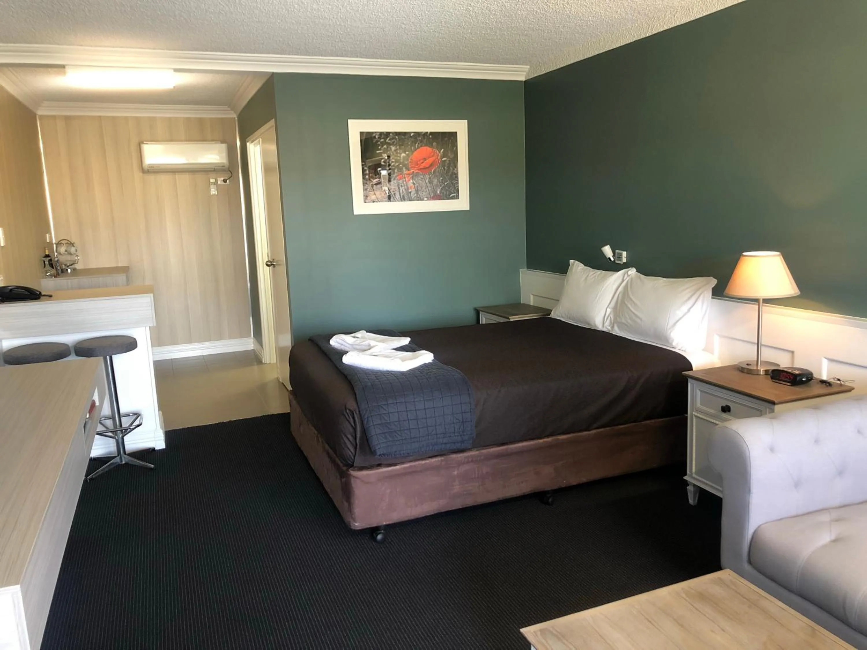 Photo of the whole room, Bed in Dog Rock Motel
