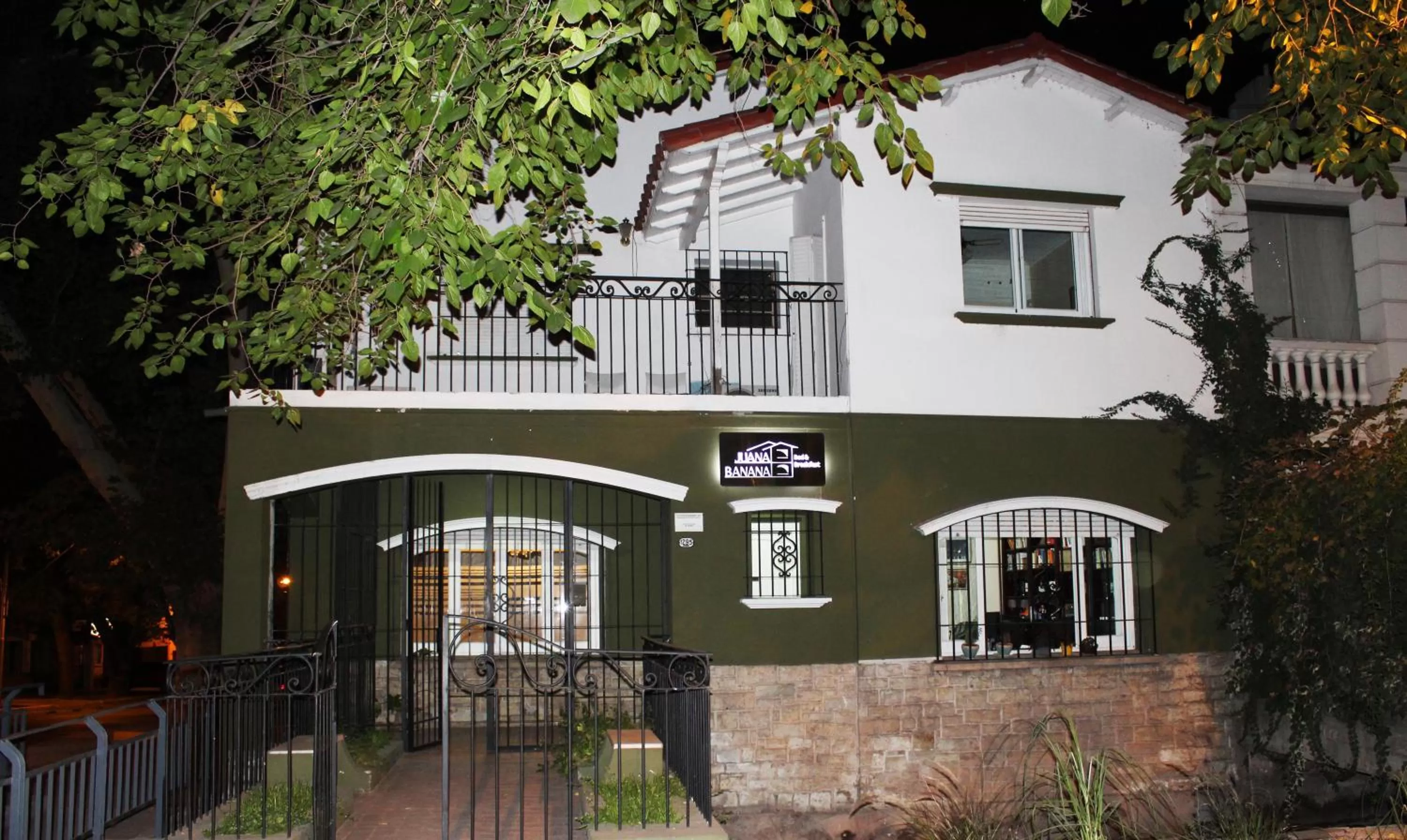 Facade/entrance, Property Building in Juana Banana Bed and Breakfast