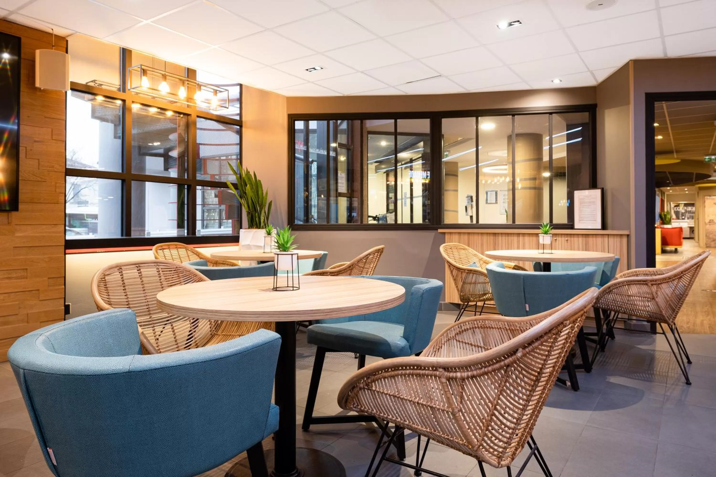 Restaurant/places to eat in ibis Bordeaux Centre Meriadeck