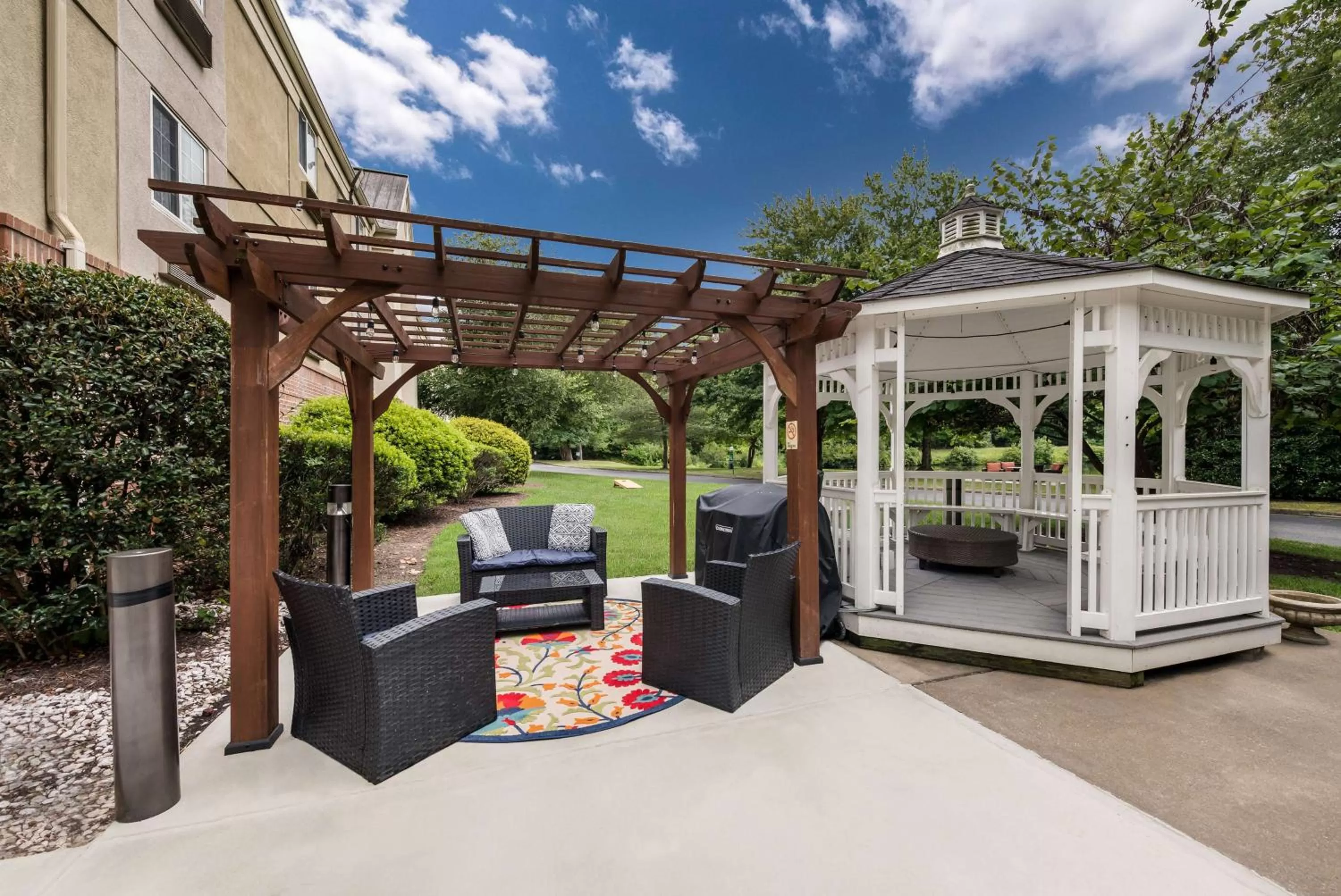 Patio in Sonesta Simply Suites Hampton