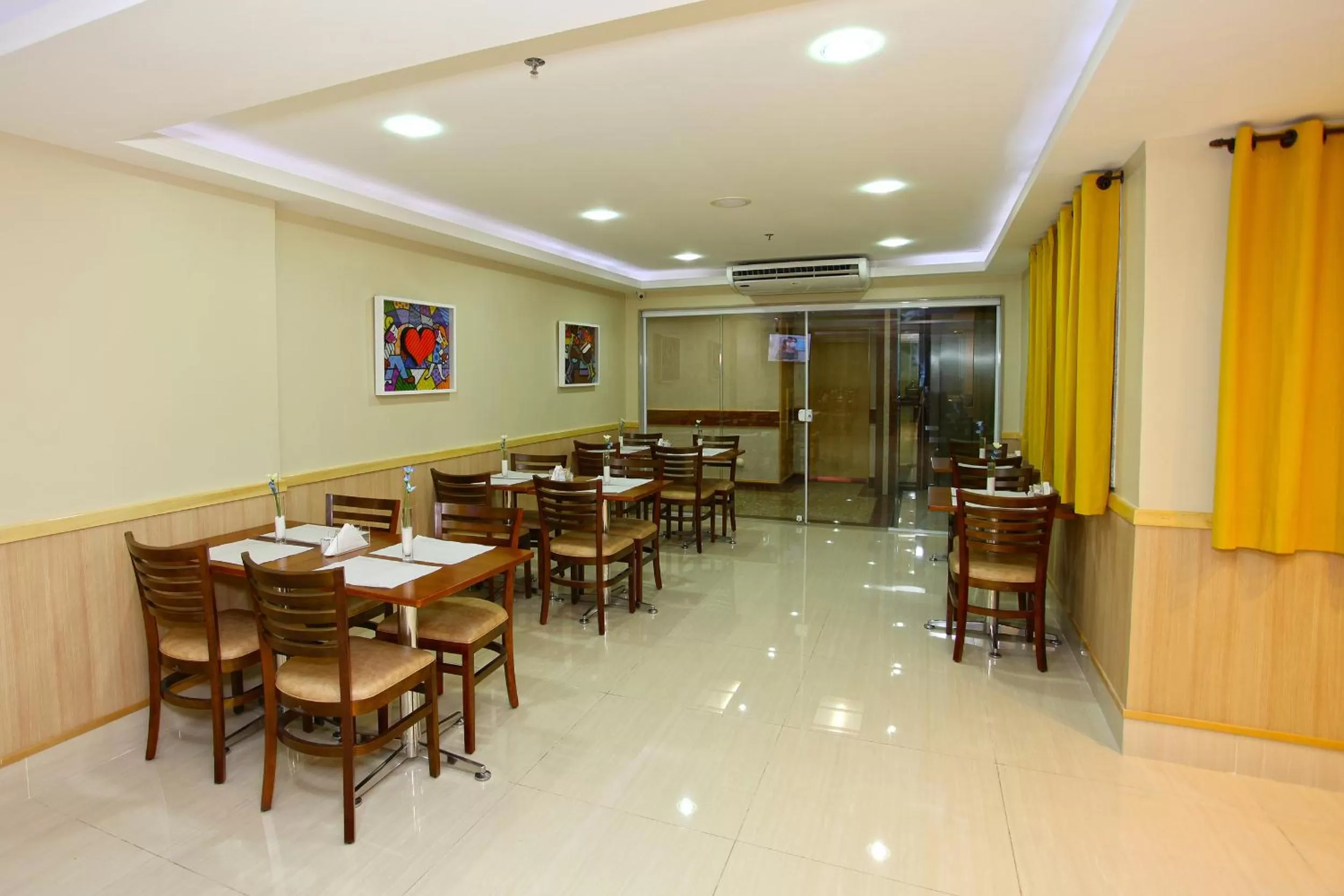 Restaurant/places to eat in Elegance Praia Hotel