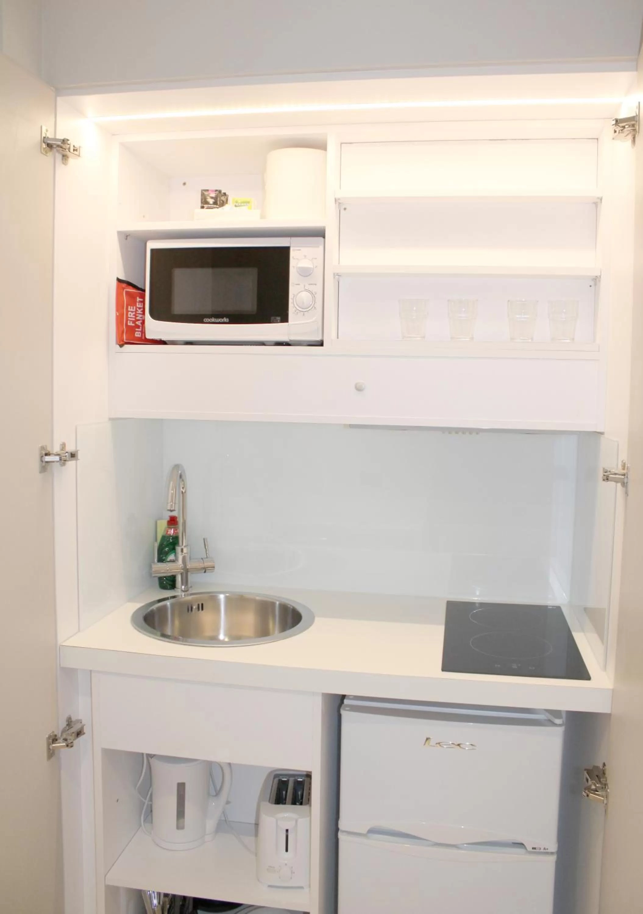 Kitchen or kitchenette in 198 Studios