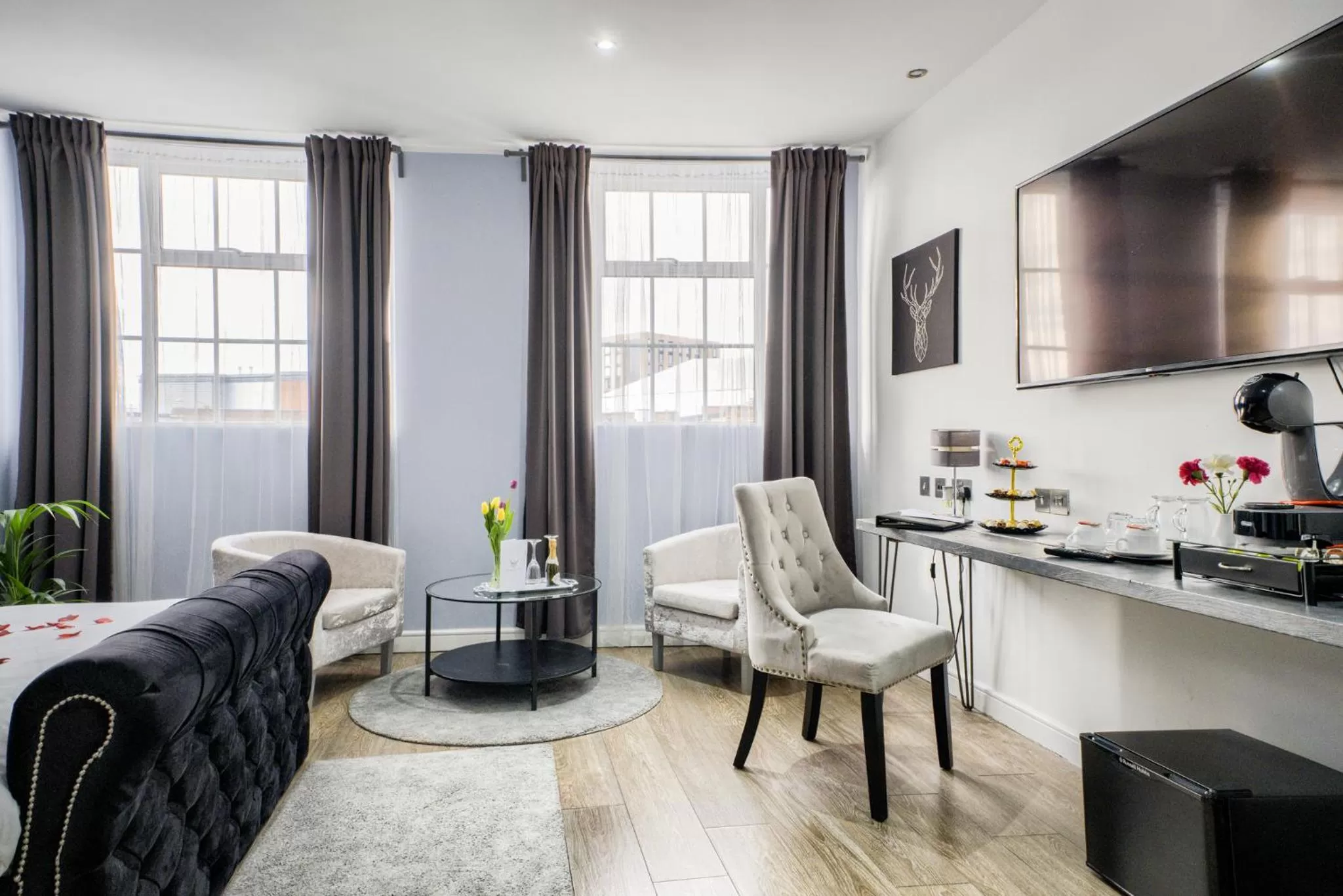 Communal lounge/ TV room in Villare Leicester City Centre hotel