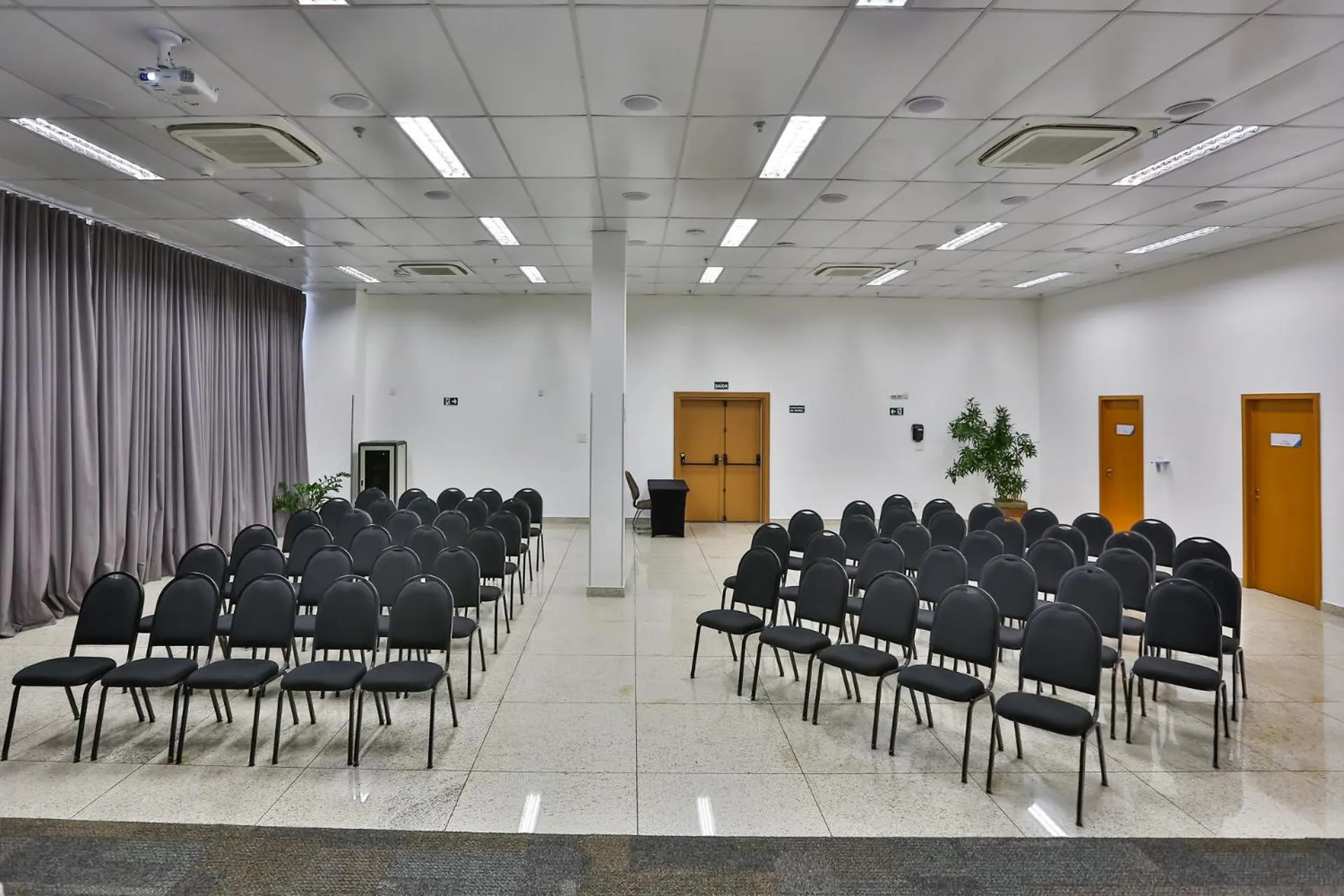 Business facilities in San Diego Express Barro Preto