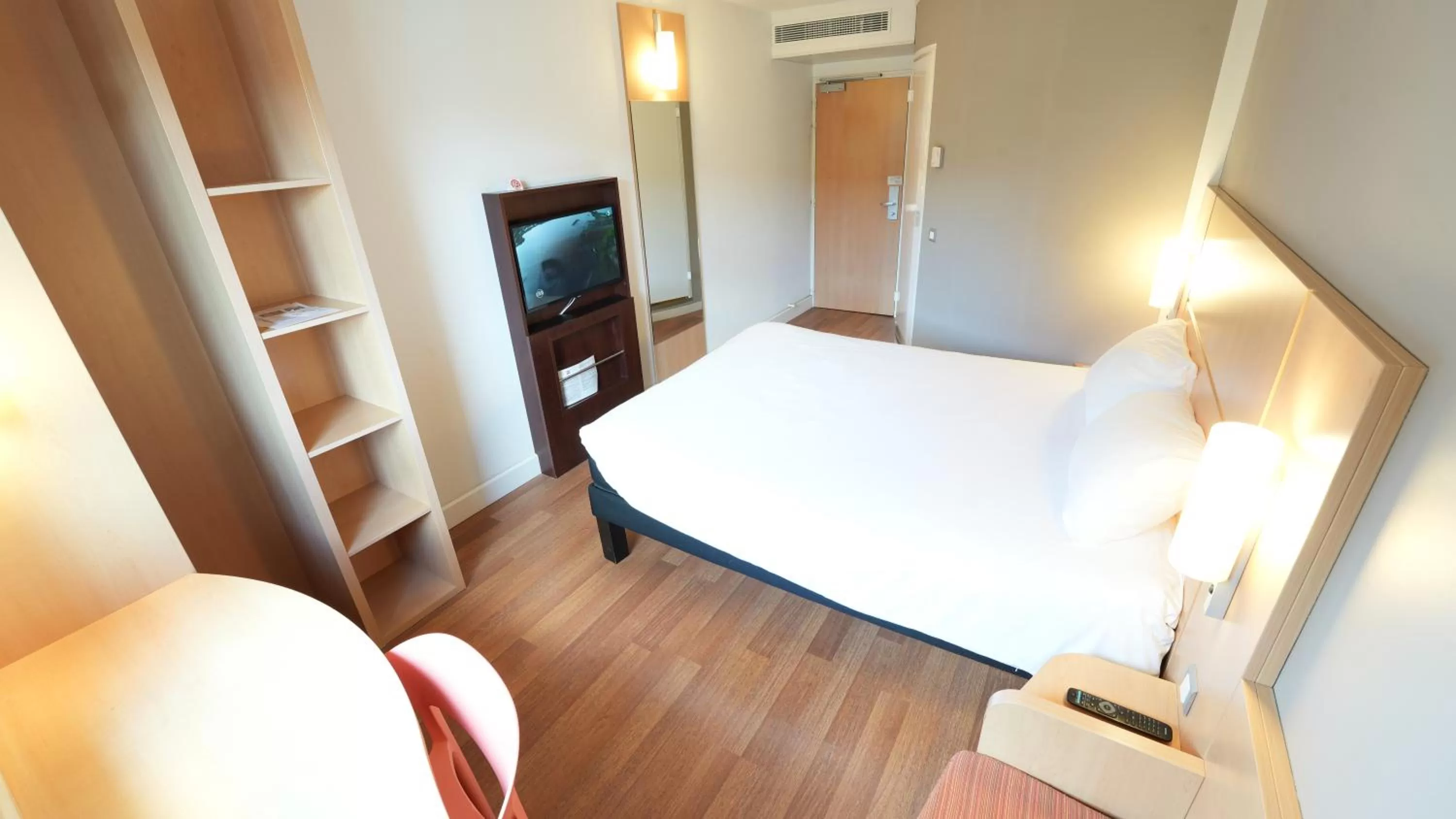 Bedroom, Bed in Ibis Vitré Centre