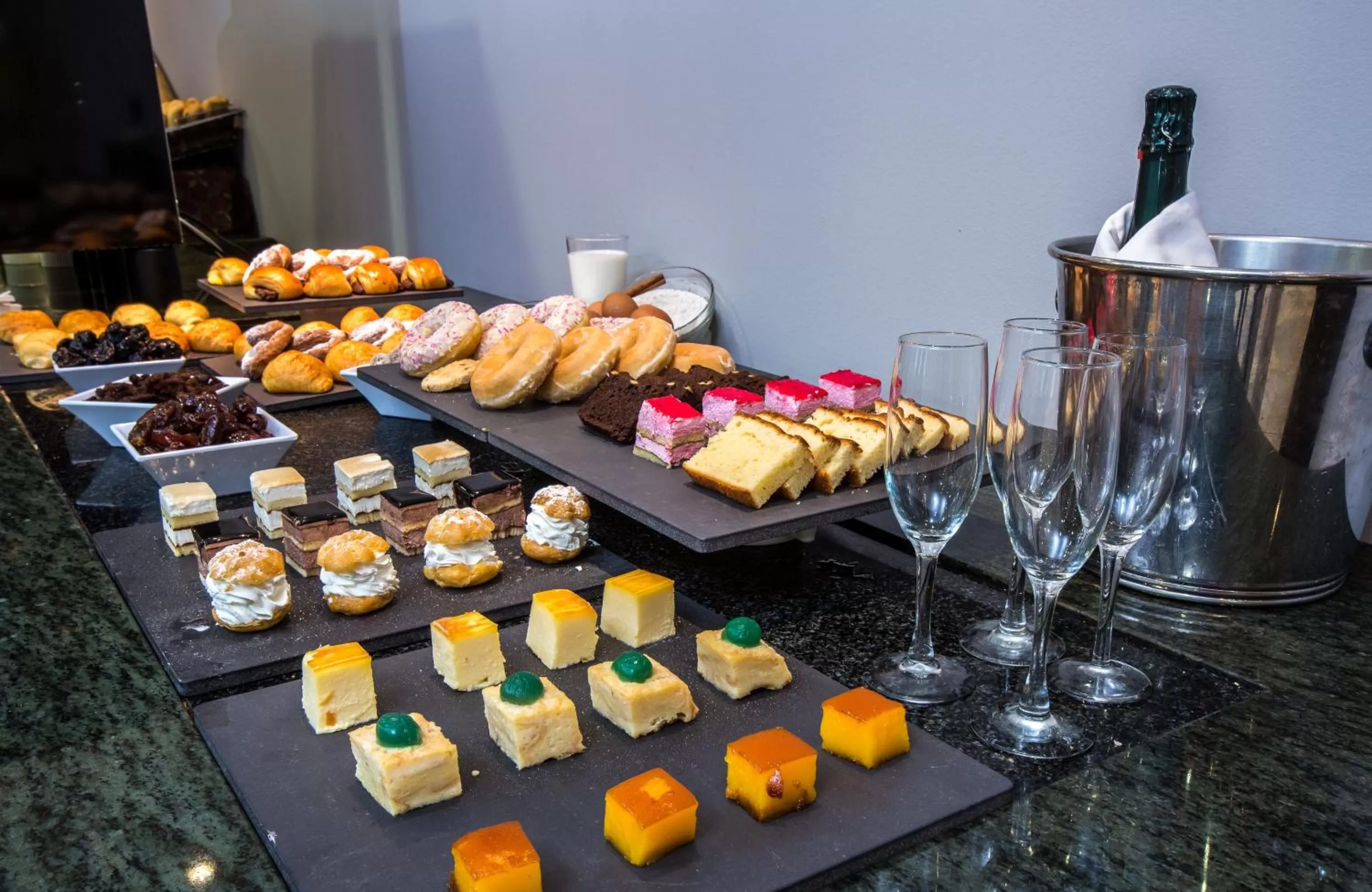 Buffet breakfast in Leonardo Hotel Granada