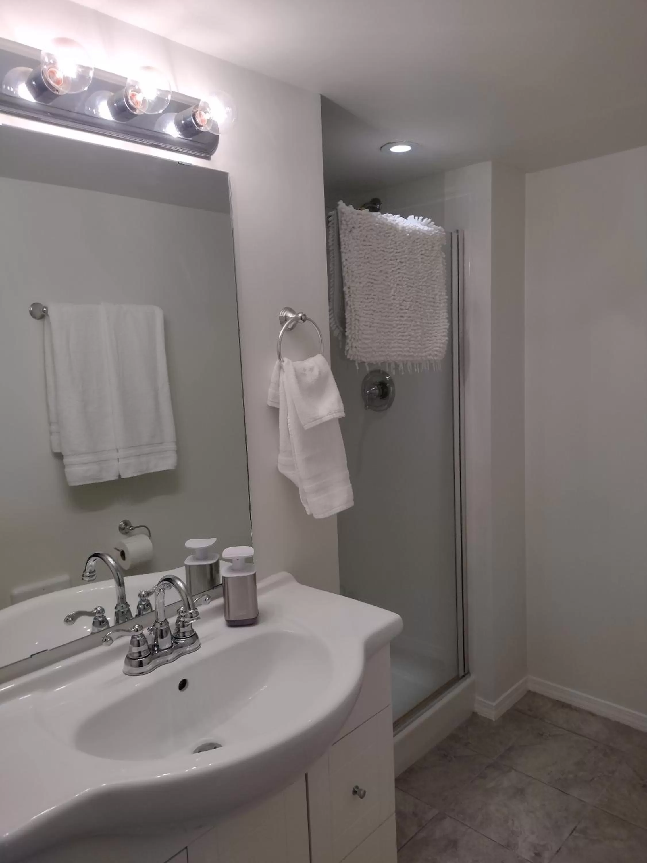 Property building, Bathroom in Hummers Haven Bed and Breakfast