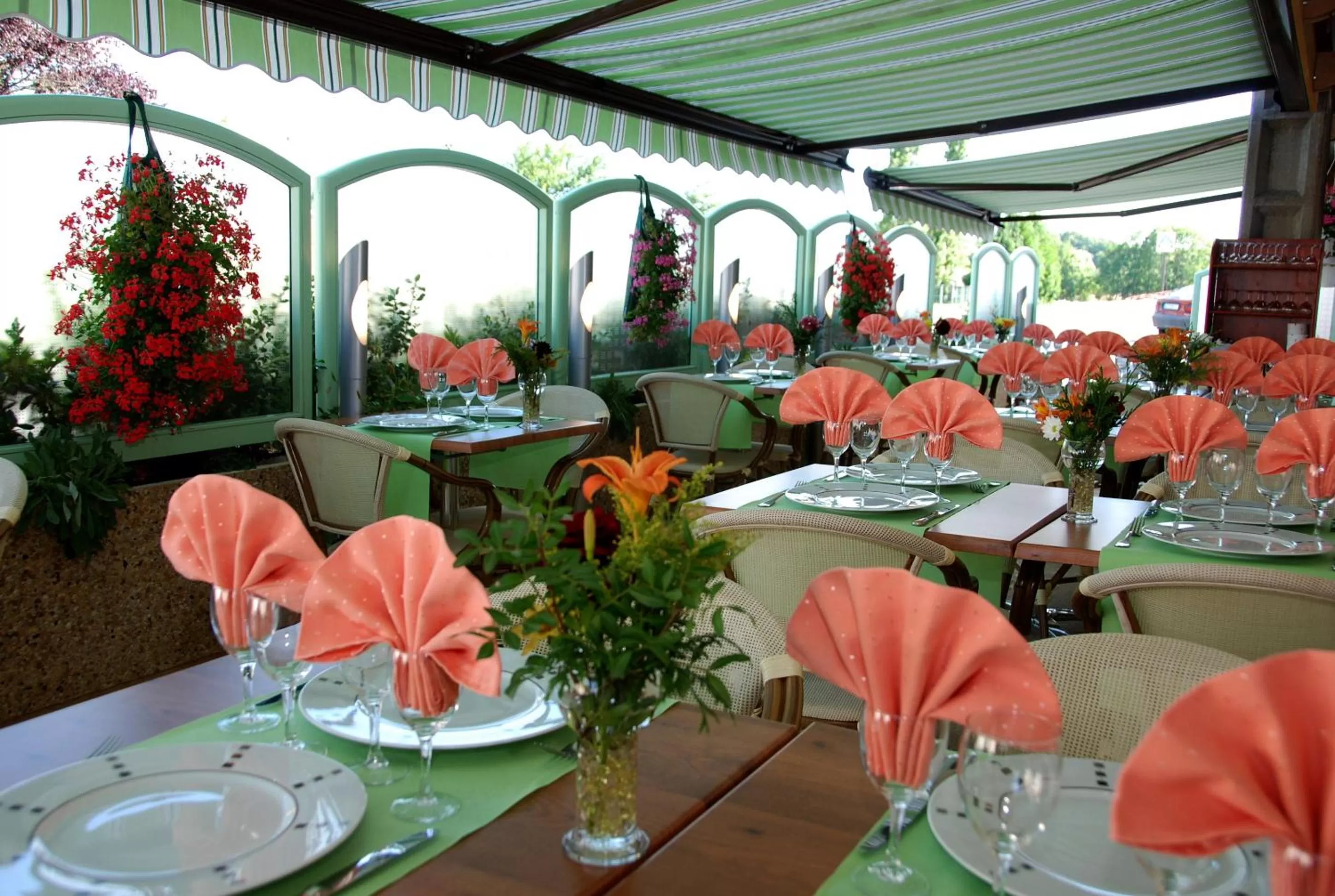 Restaurant/places to eat in Logis Hôtel Bellevue