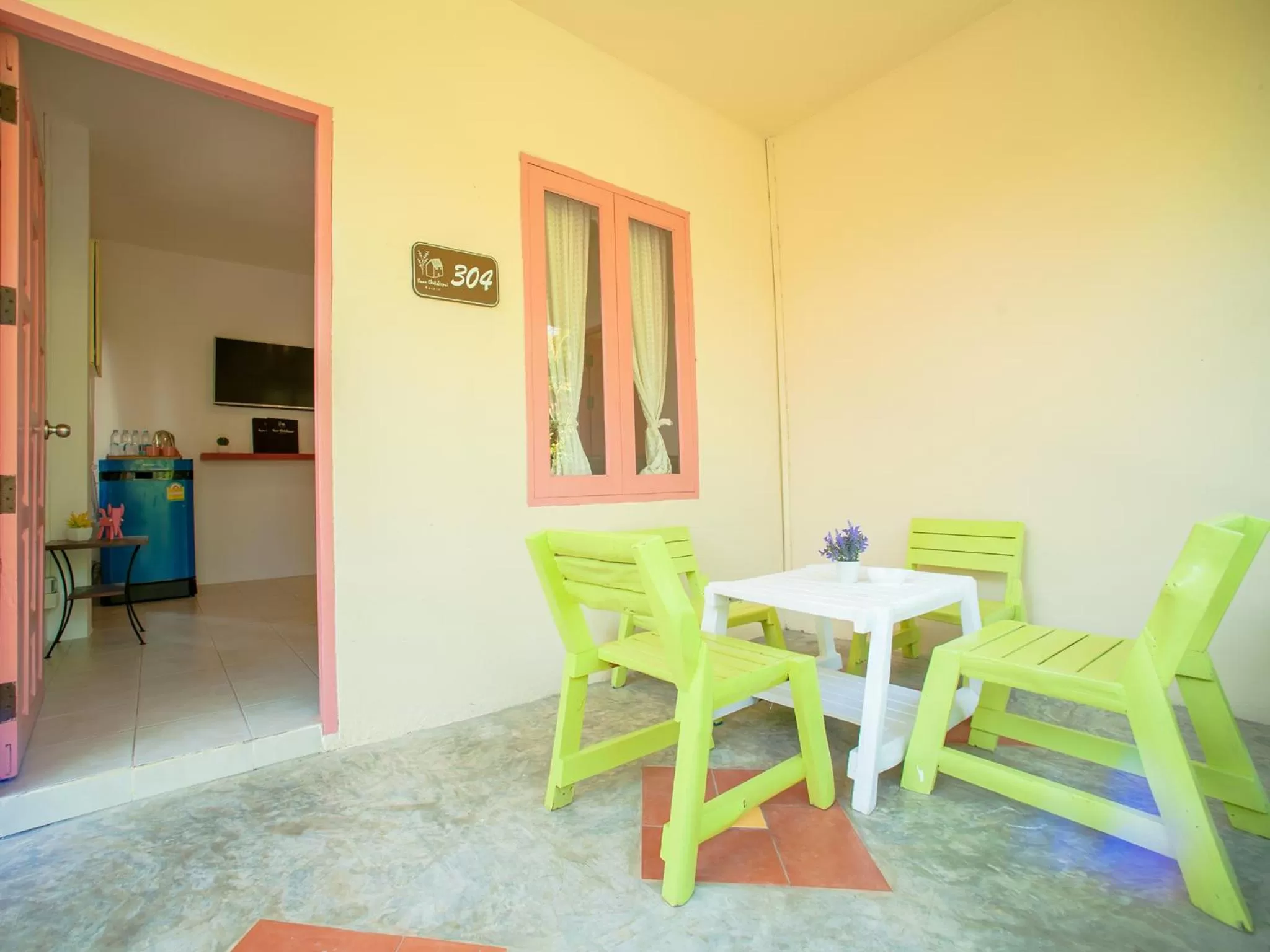 Seating area in Baan Chokdee Pai Resort