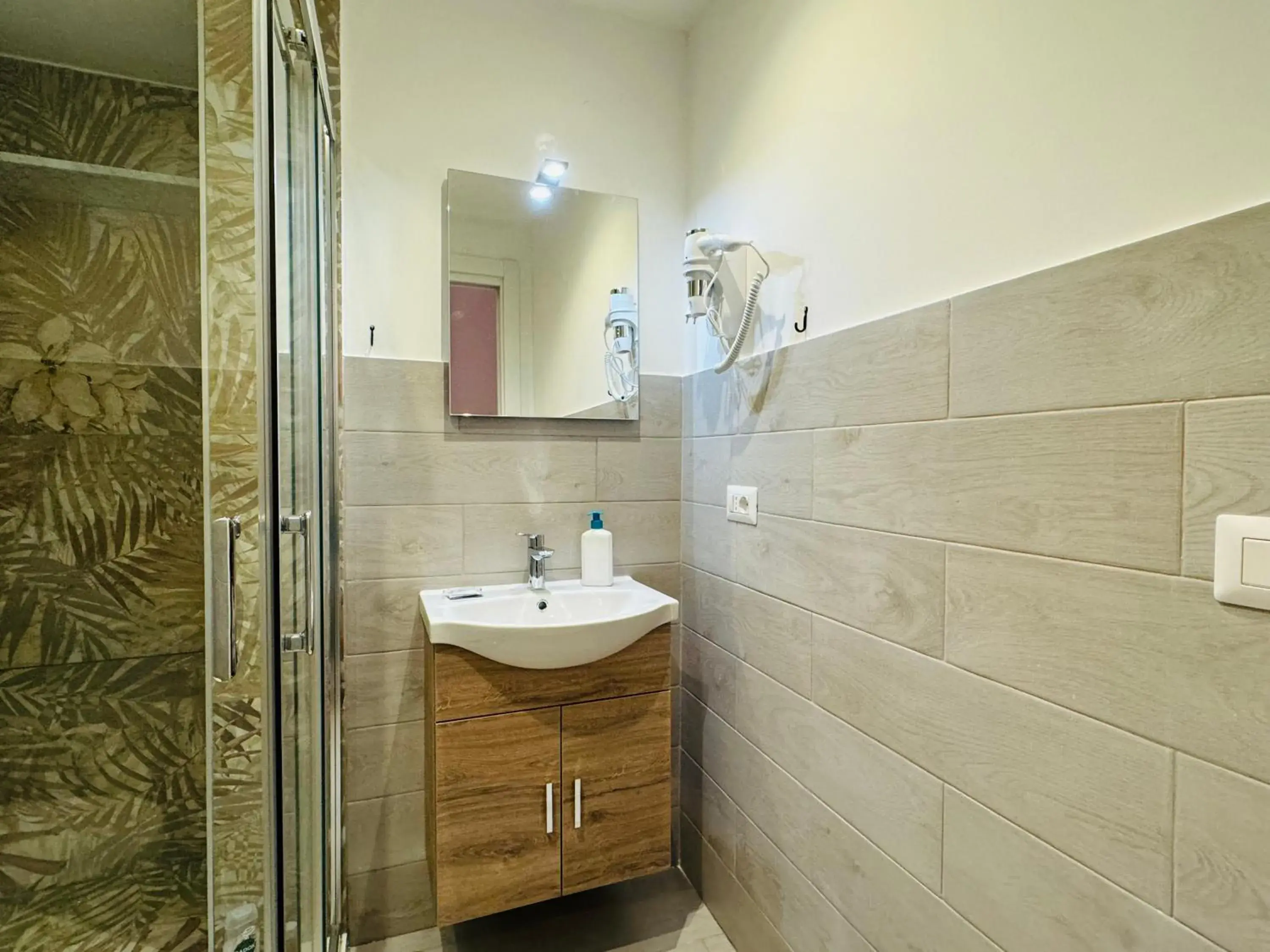 Single Room with Shared Bathroom in Hostel Mancini Naples Single Room with Shared Bathroom in Hostel Mancini Naples