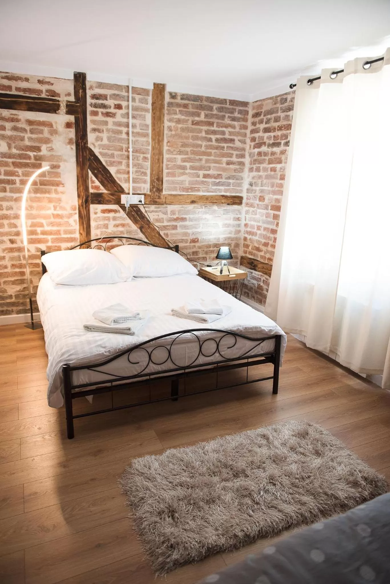 Photo of the whole room, Bed in Leon's Rooms