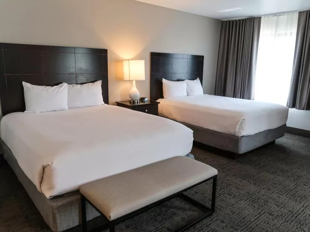 Bed in Oxford Suites Portland - Jantzen Beach