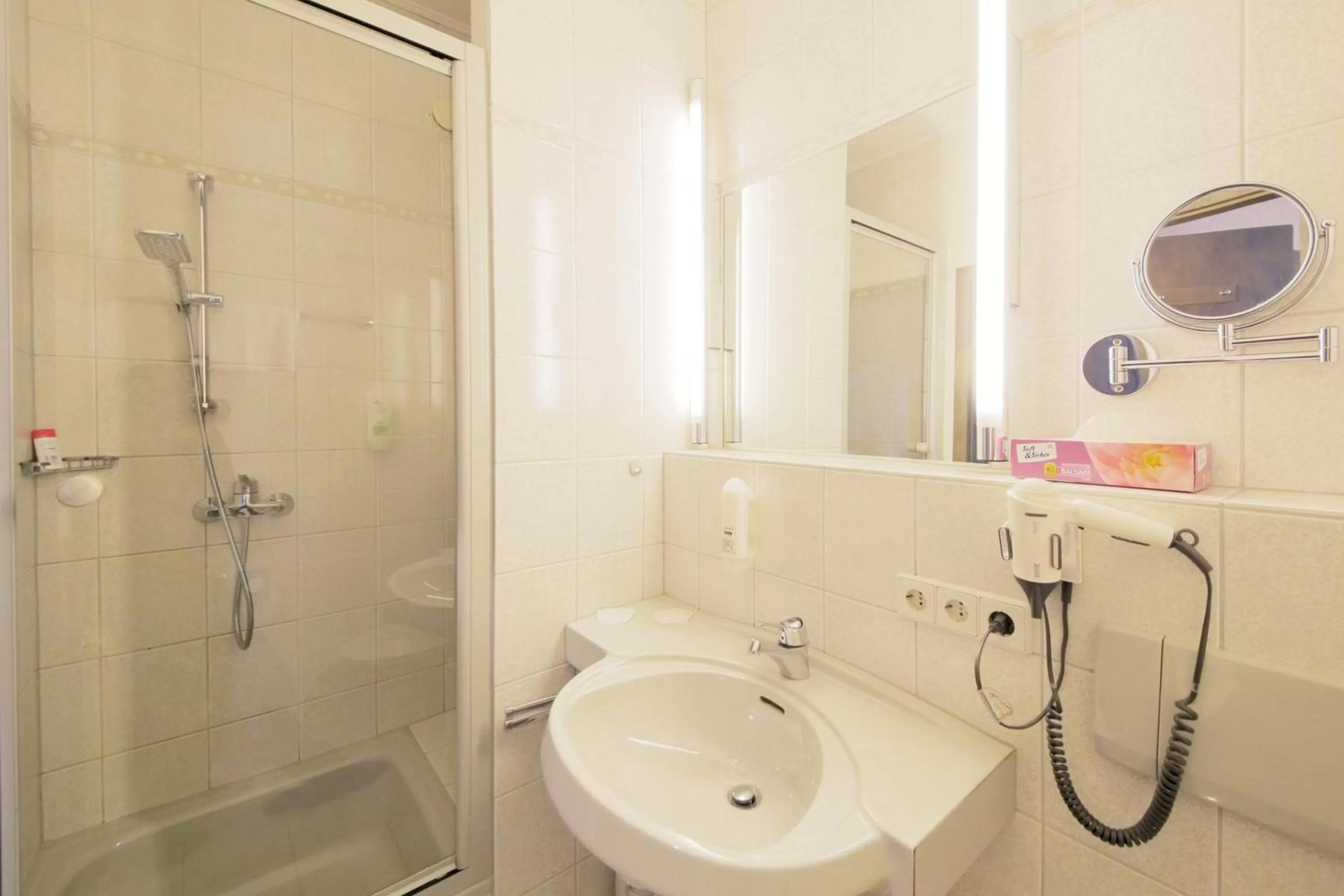 Shower, Bathroom in Hotel Kick