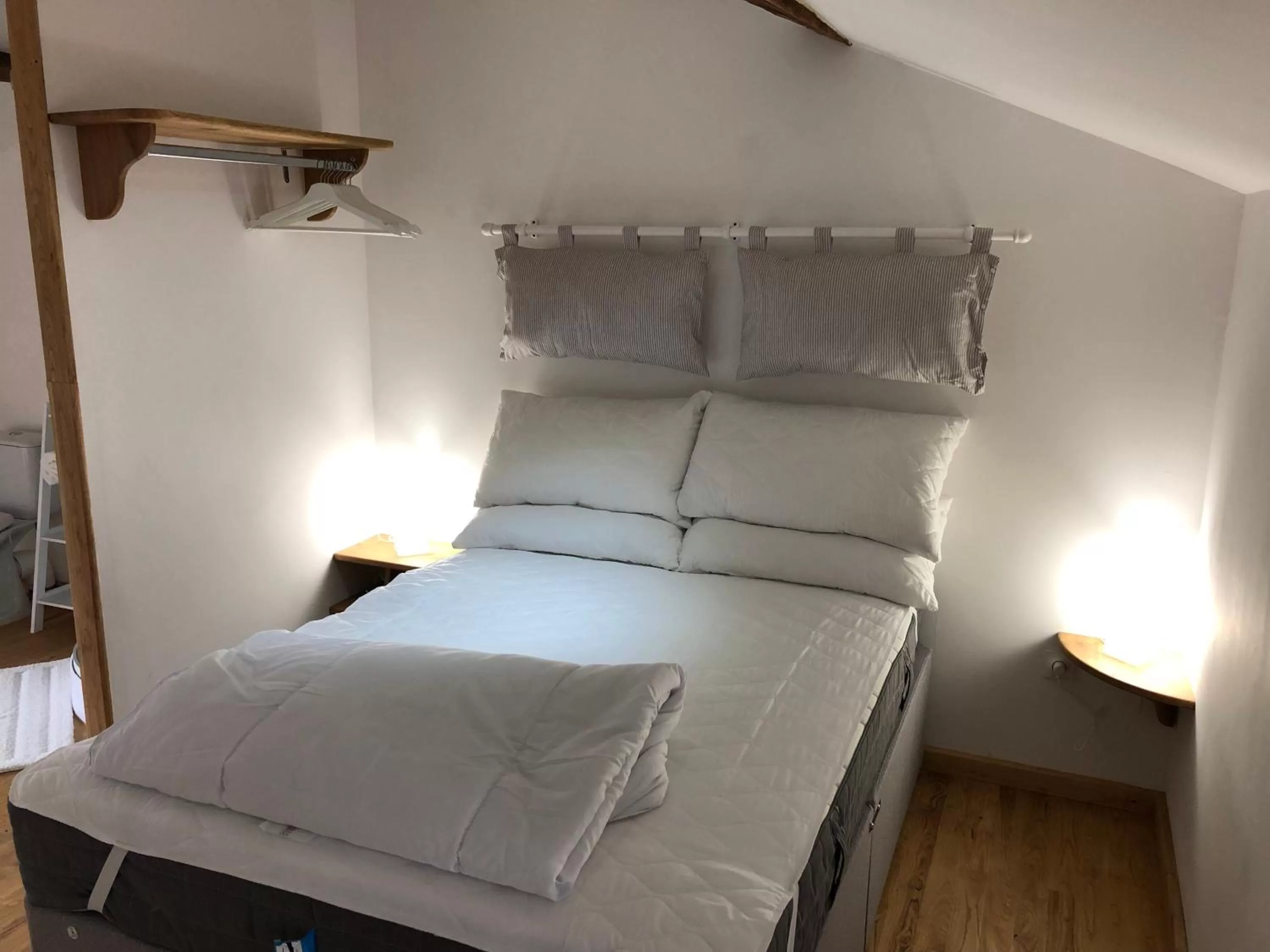 Bedroom, Bed in The Walnut Tree Chambre d'Hotes