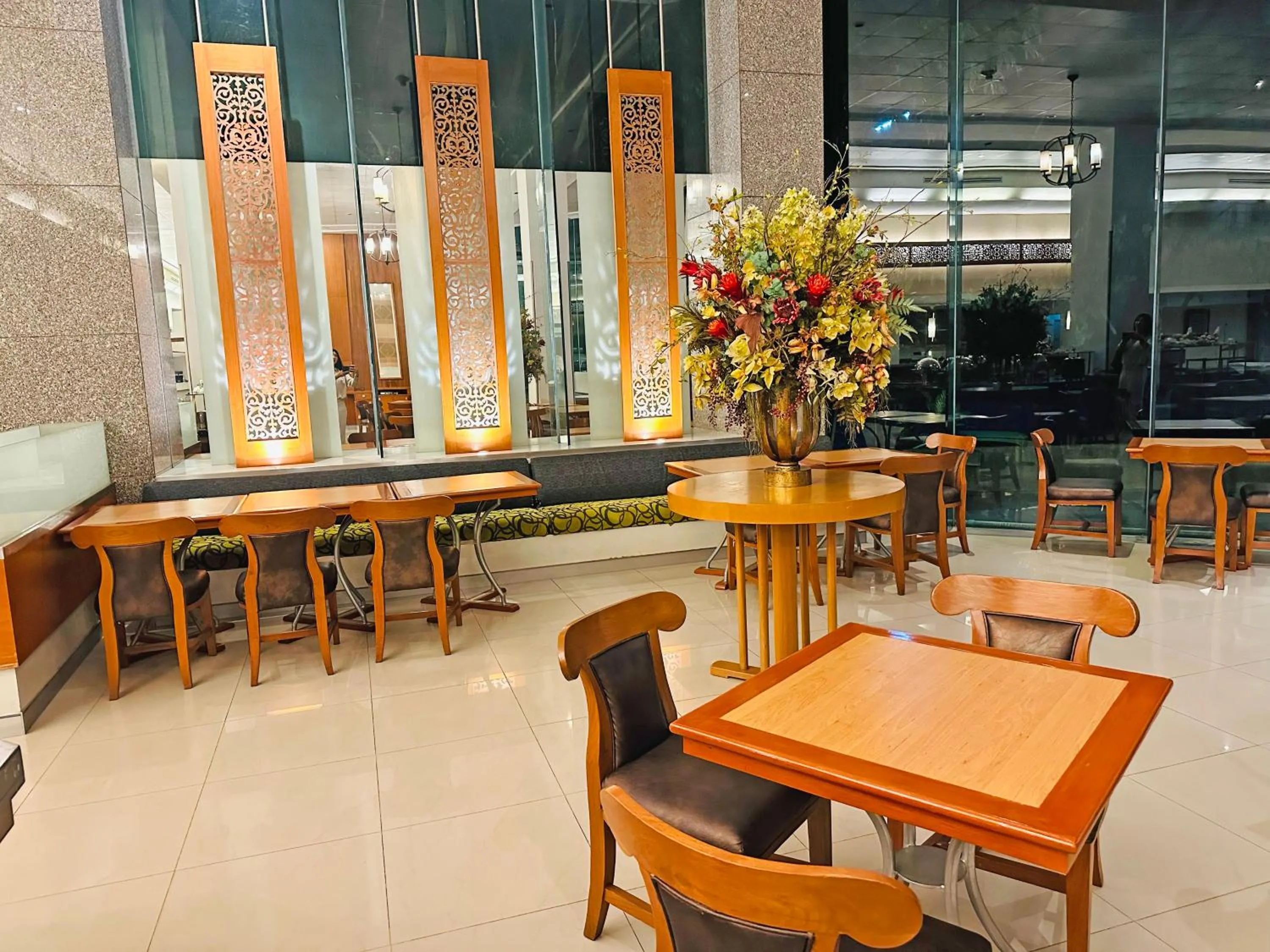 Restaurant/places to eat in Lanna Palace 2004