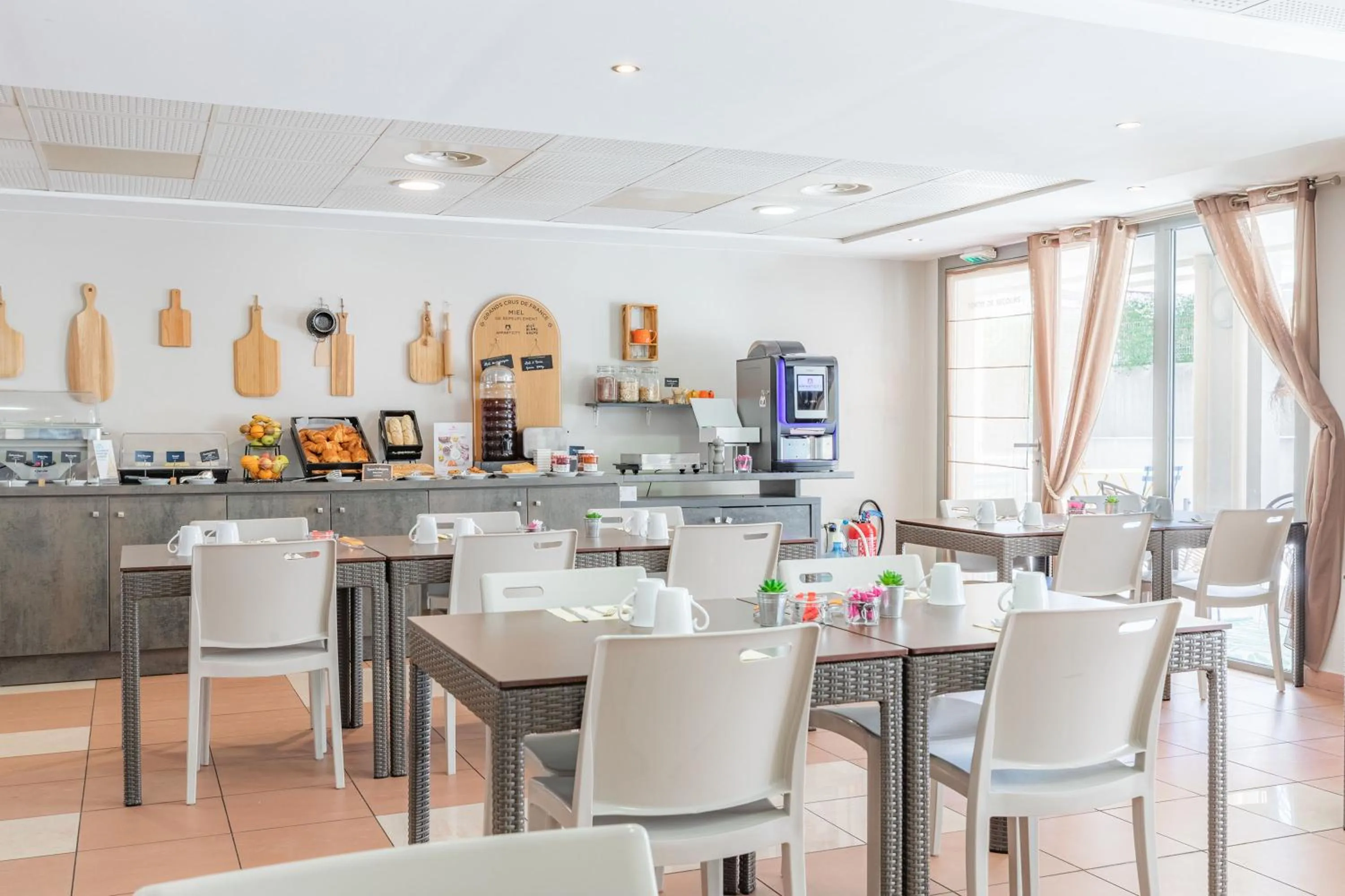 Breakfast in Appart'City Confort La Ciotat - Côté Port