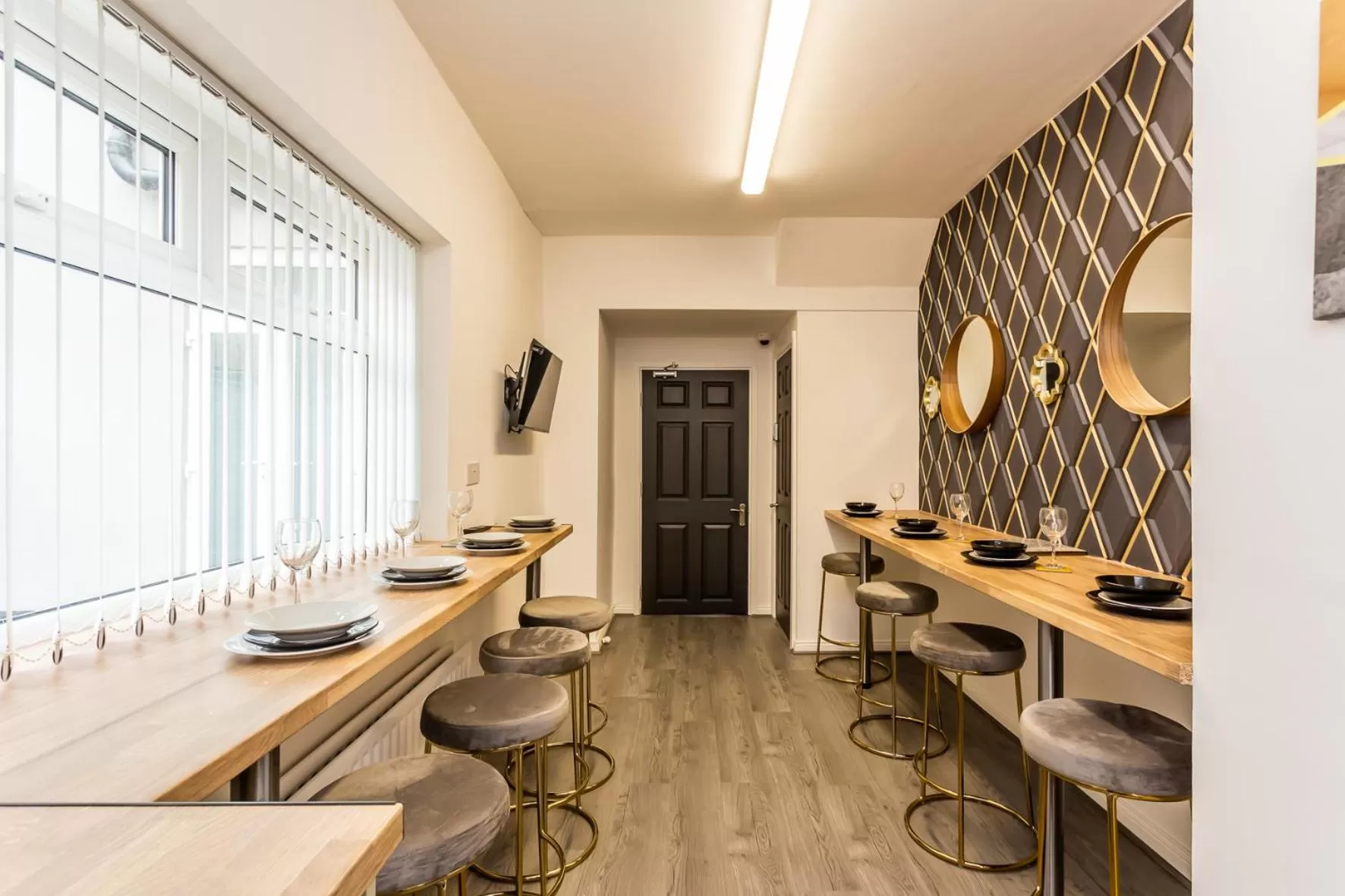 Dining area, Lounge/Bar in Comfy-Stays - Lower Ocean Road