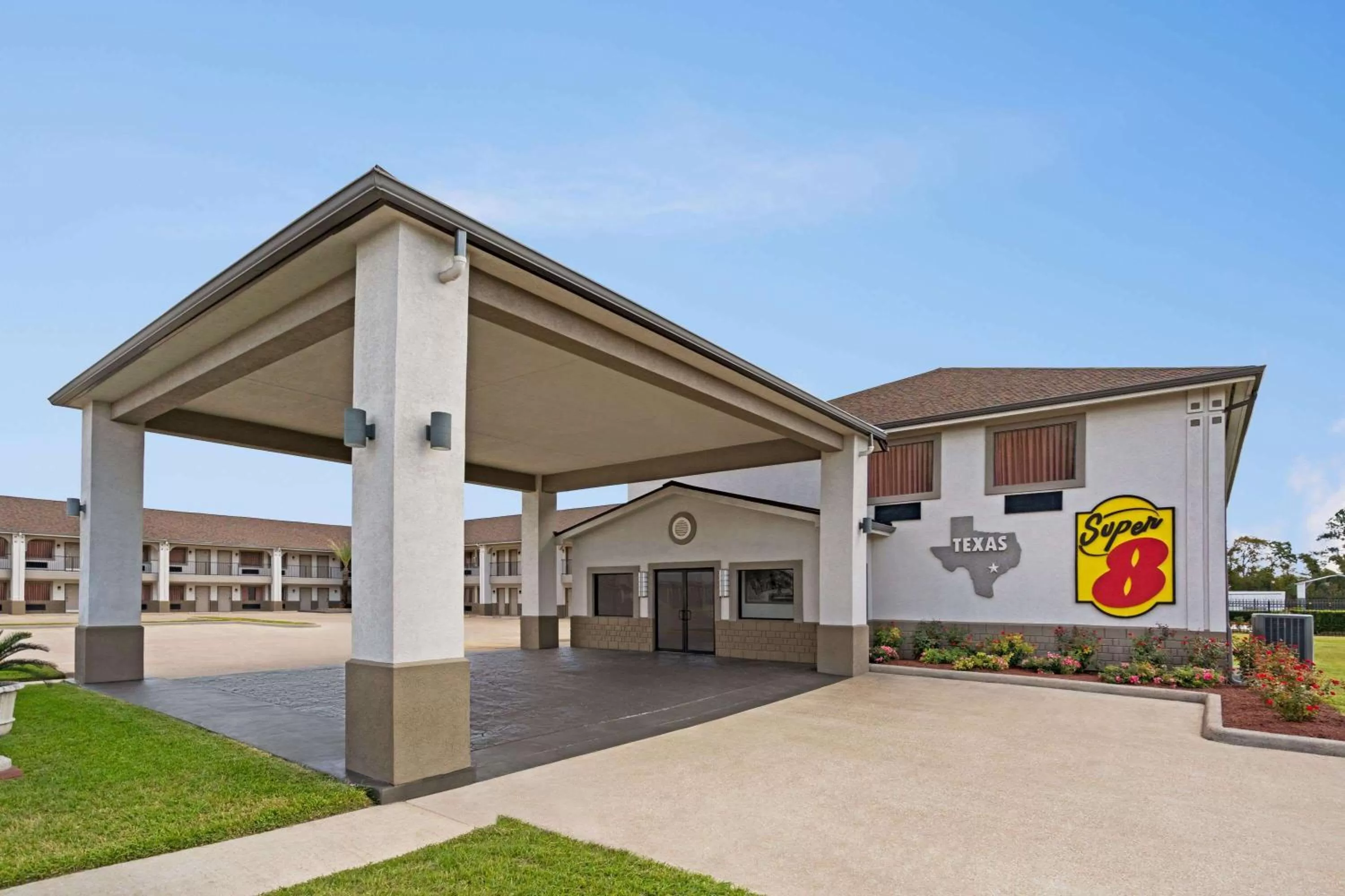 Property Building in Super 8 by Wyndham Houston/Dtwn/I-610