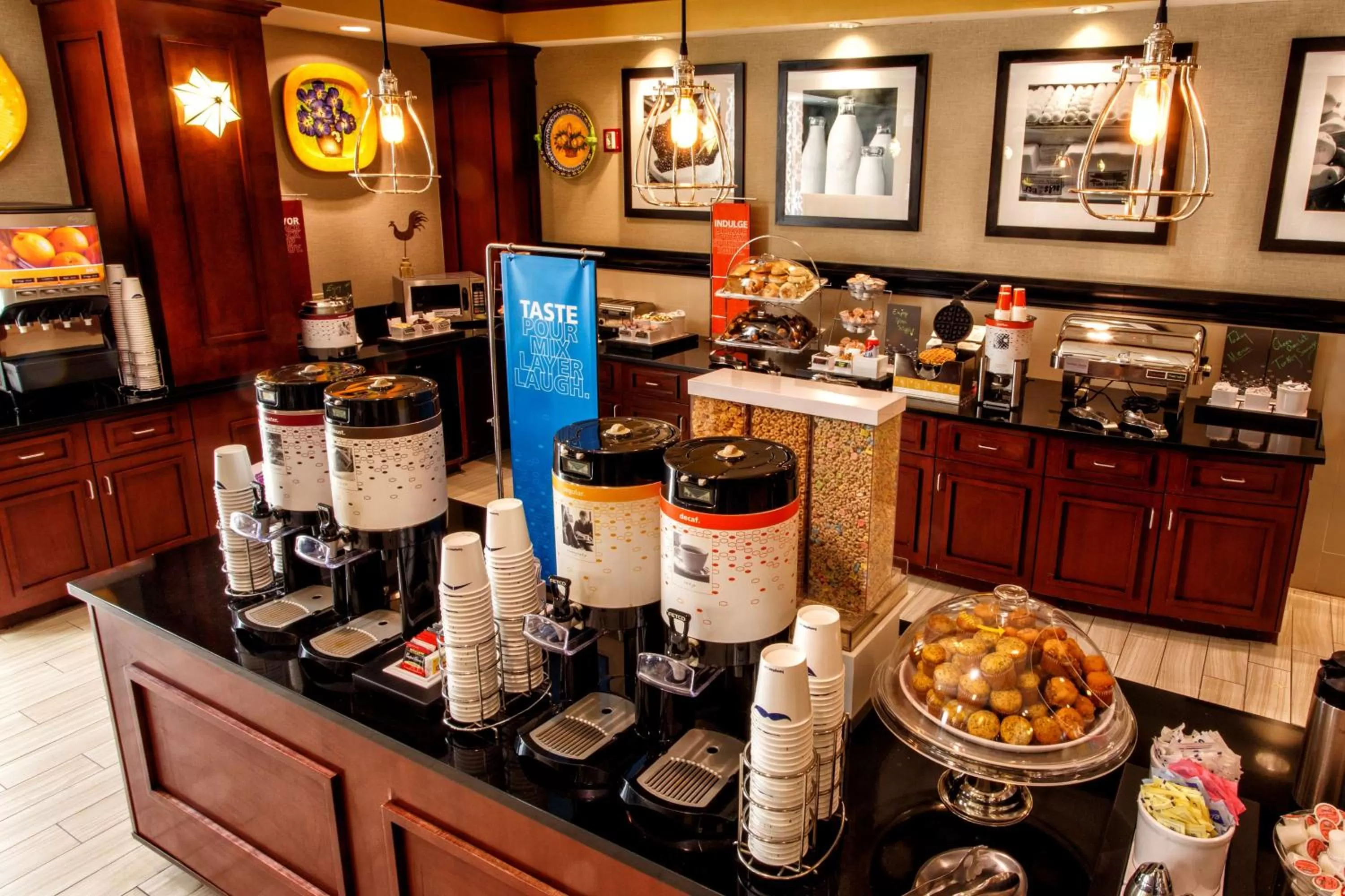 Dining area in Hampton Inn & Suites Staten Island