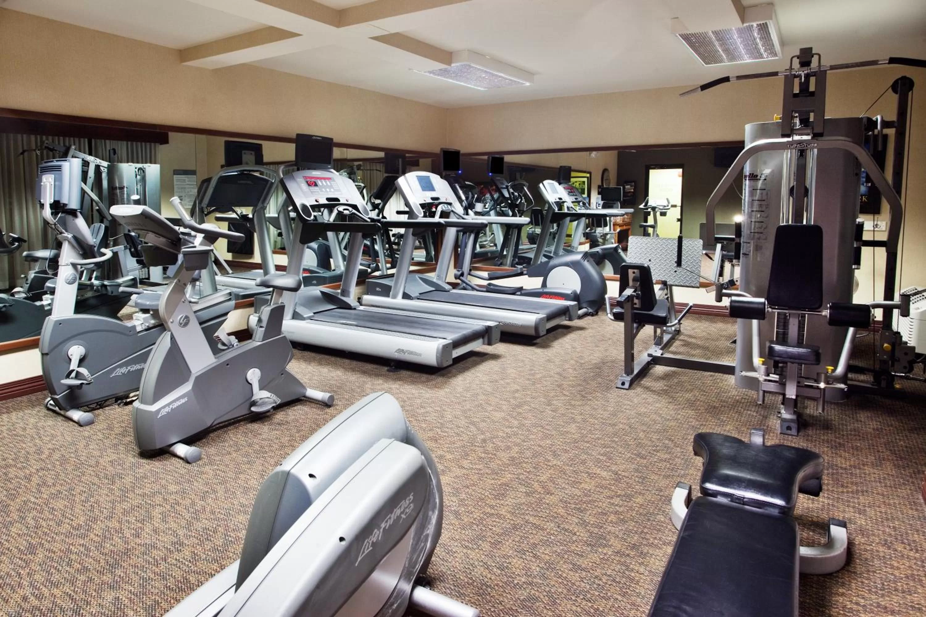 Fitness centre/facilities in Ramada by Wyndham Cleveland Independence