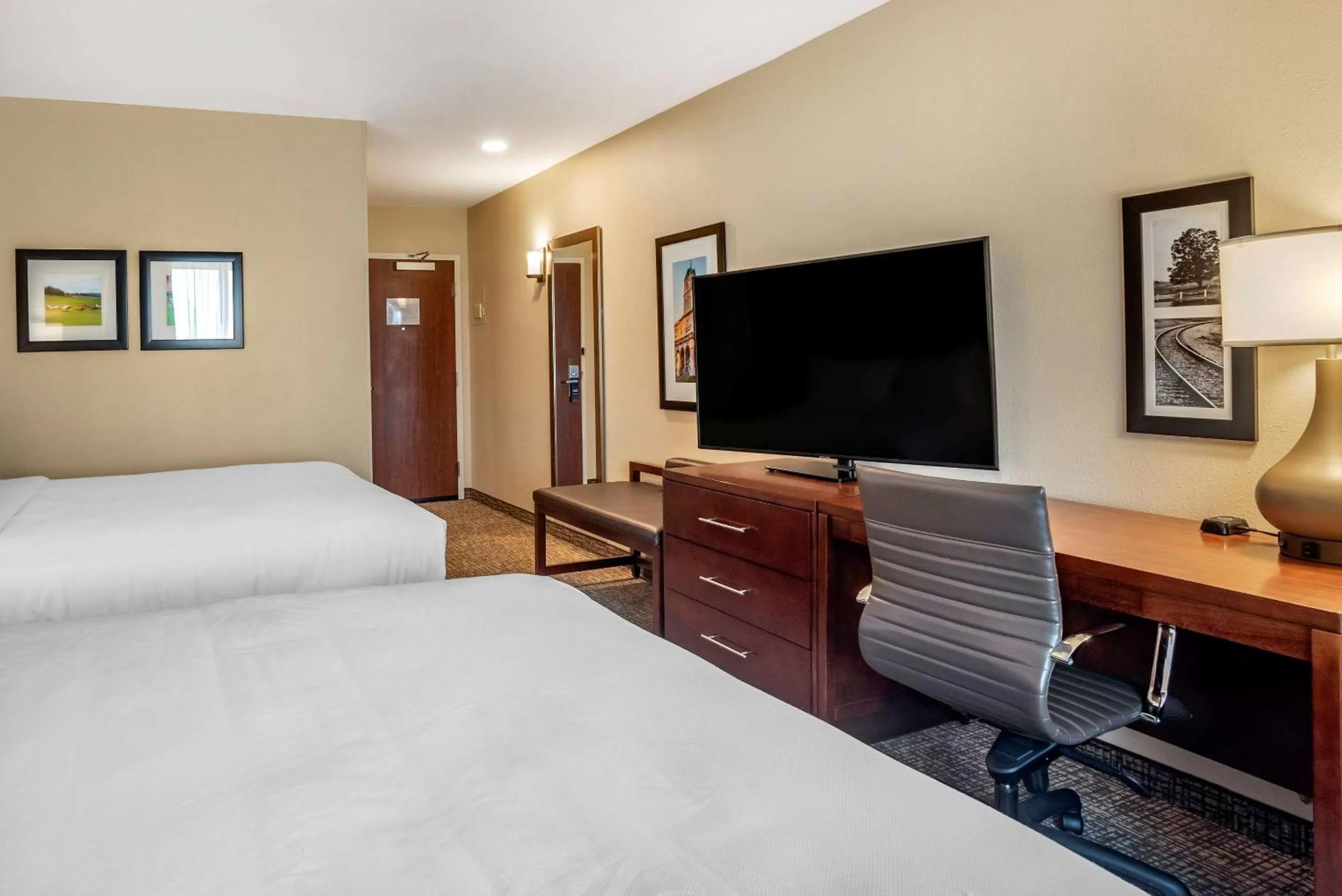 Photo of the whole room, Bed in Comfort Inn & Suites Harrisonburg