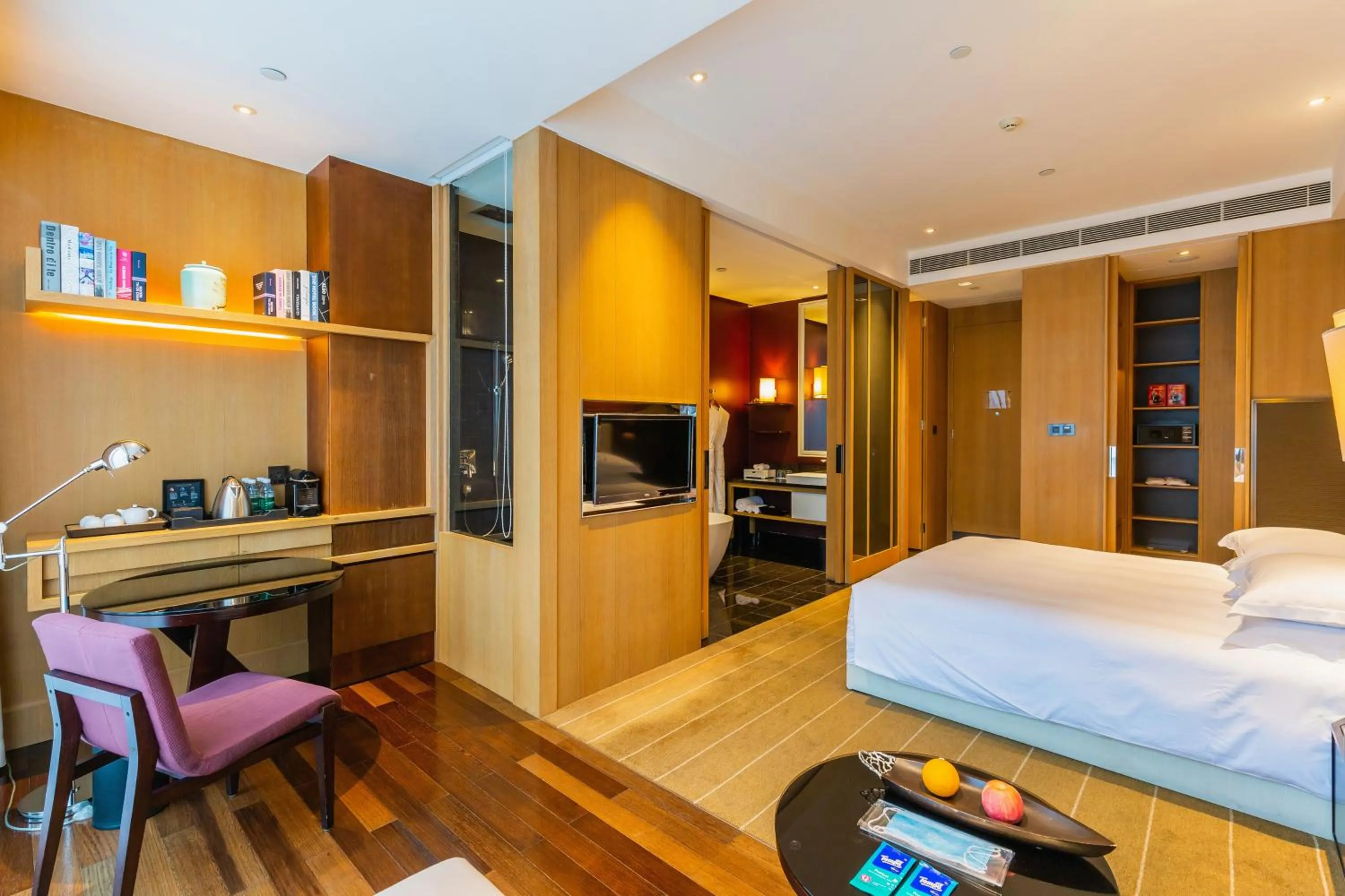 Photo of the whole room, Bed in Hotel Kapok Shenzhen Bay