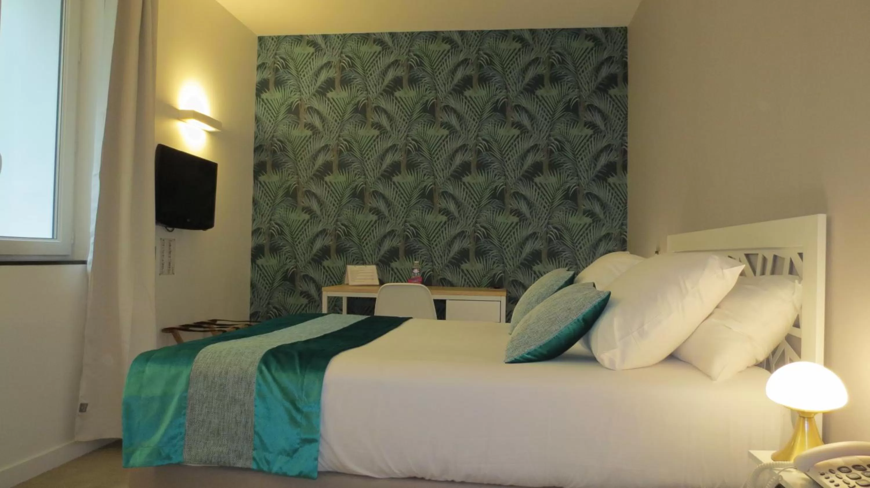 Bed in Hotel Le Relais Saint-Jacques