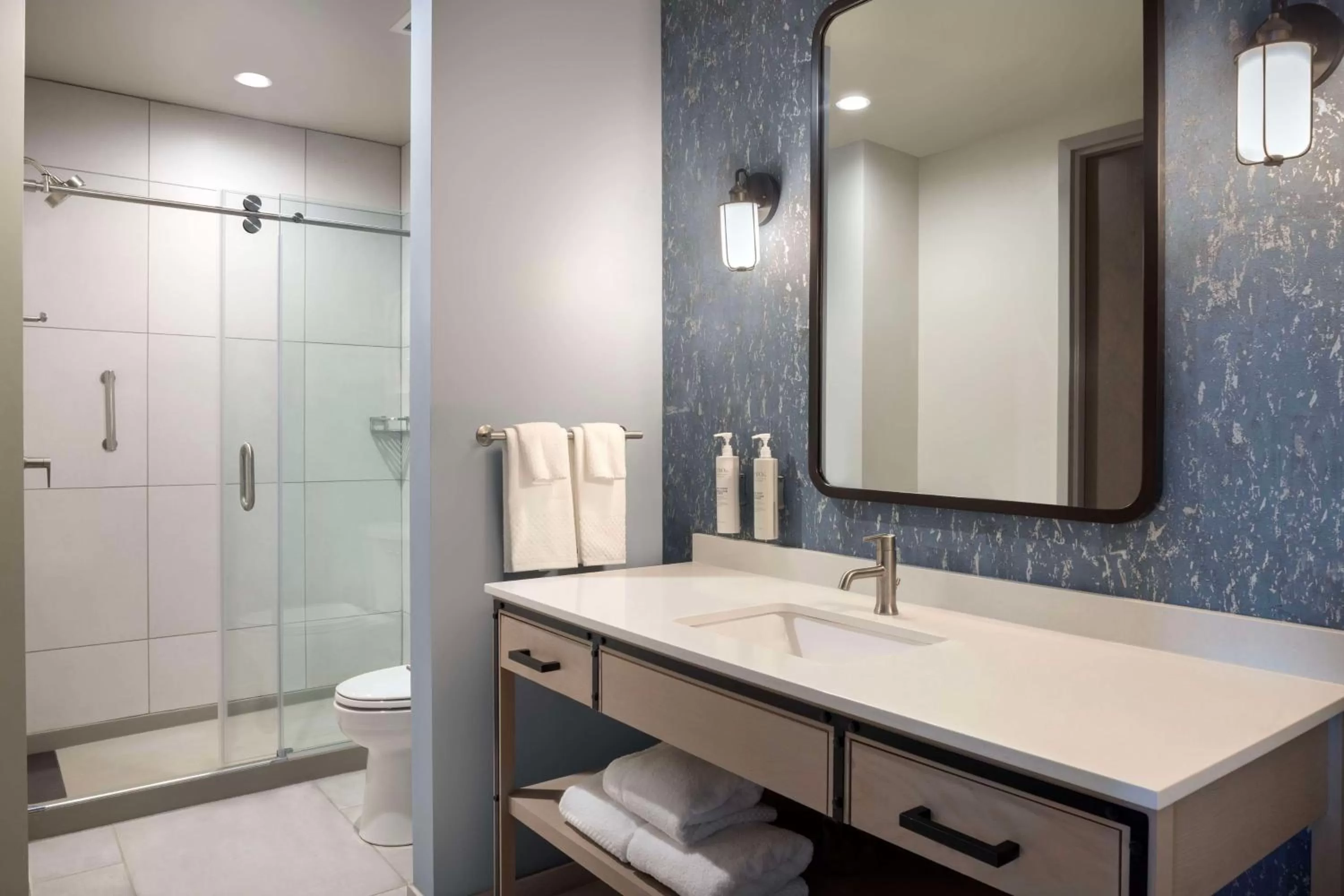 Bathroom in Embassy Suites By Hilton Bowling Green