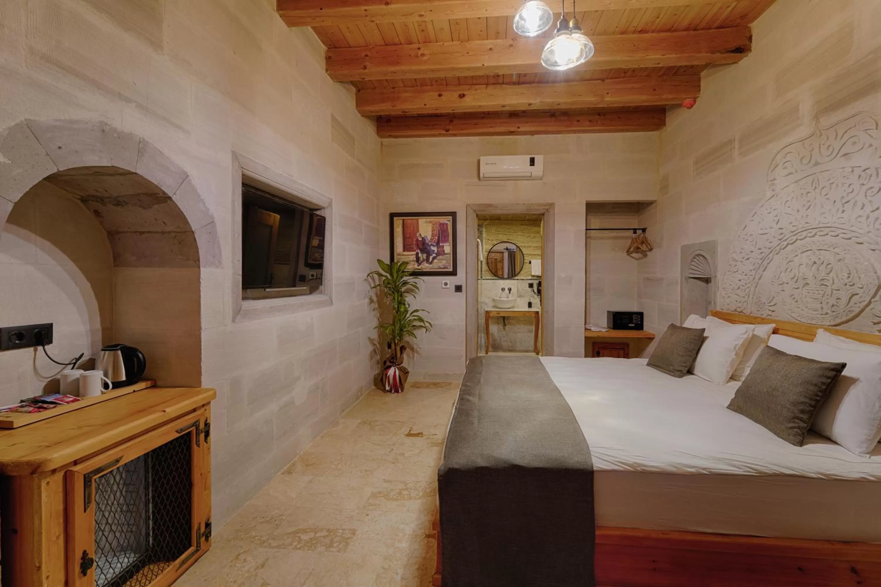 Photo of the whole room, Bed in Concept Cave House