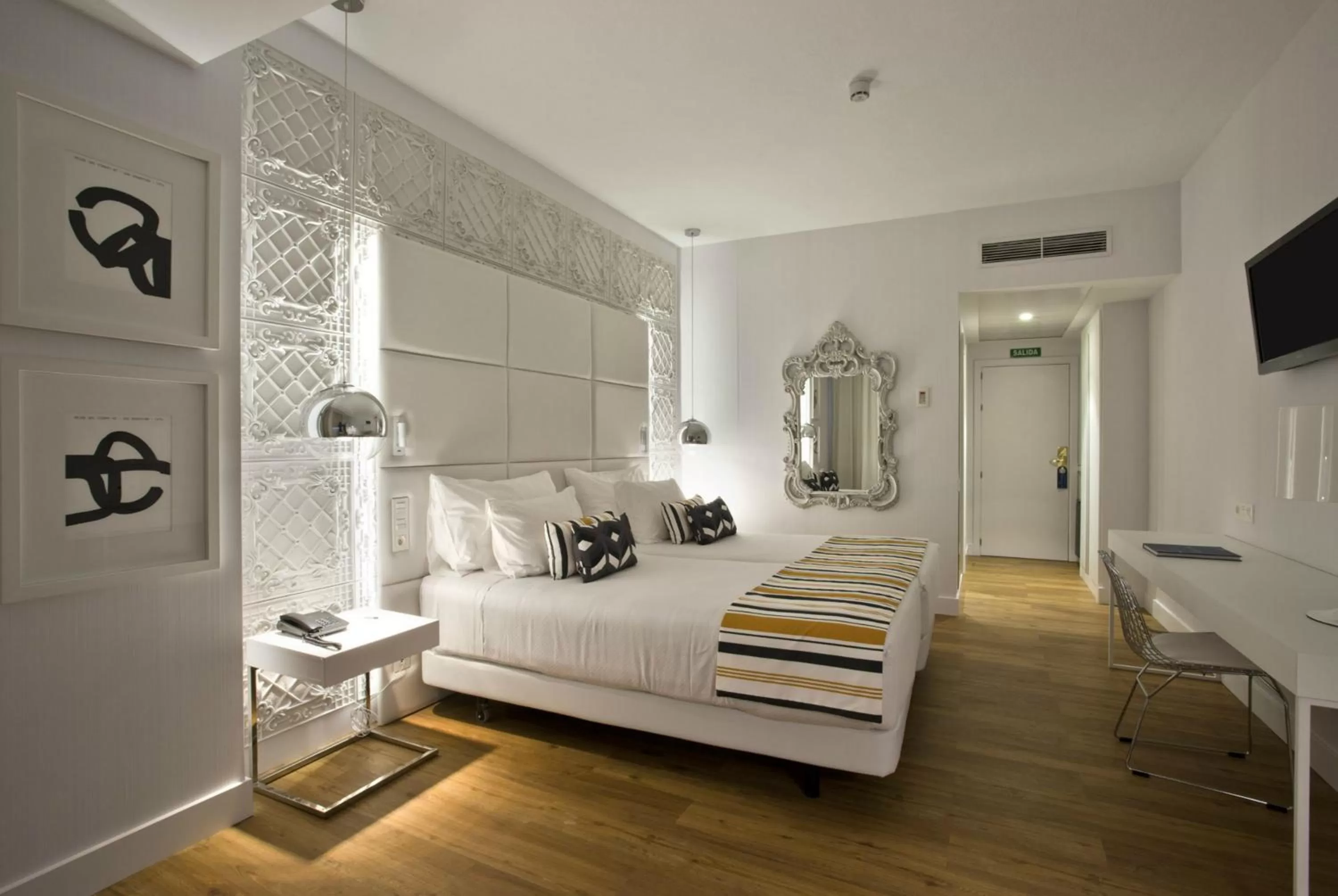 Photo of the whole room, Bed in Hotel Tres Reyes Pamplona