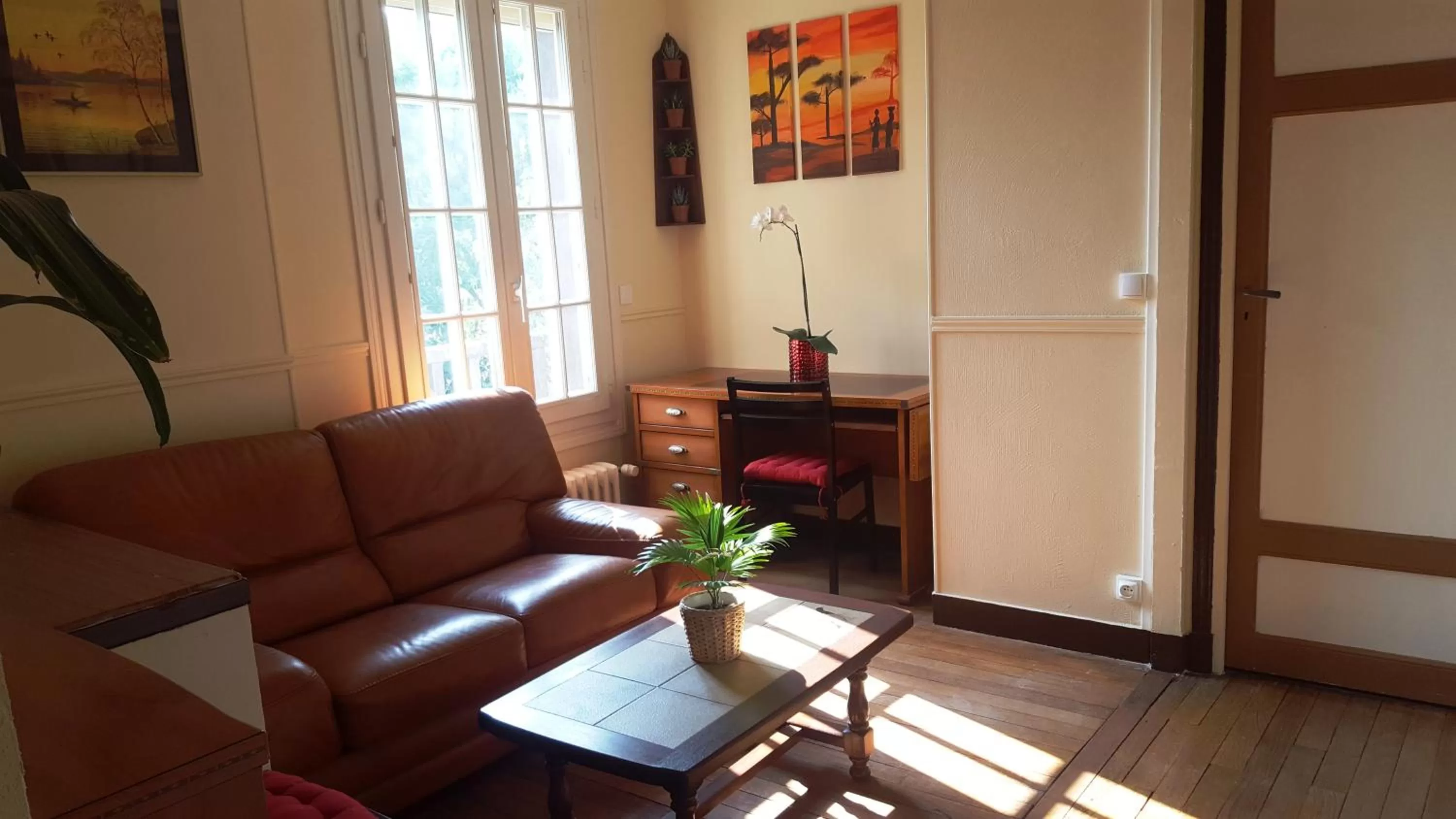 Lounge or bar in Apakabar Homestay - proche gare Melun, parking privé, Netflix