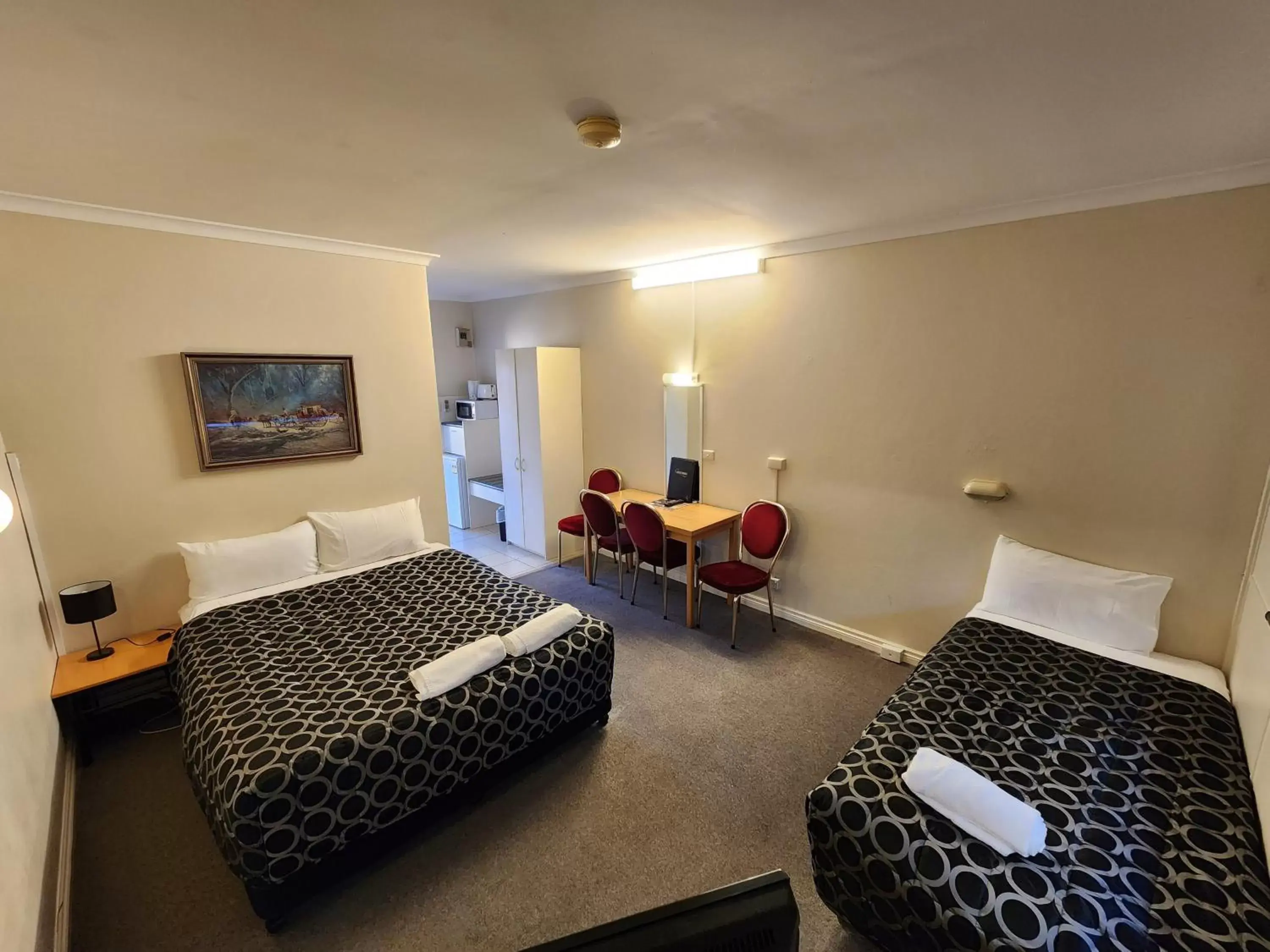 Deluxe Family Room in Hume Inn Motel Albury CBD Deluxe Family Room in Hume Inn Motel Albury CBD