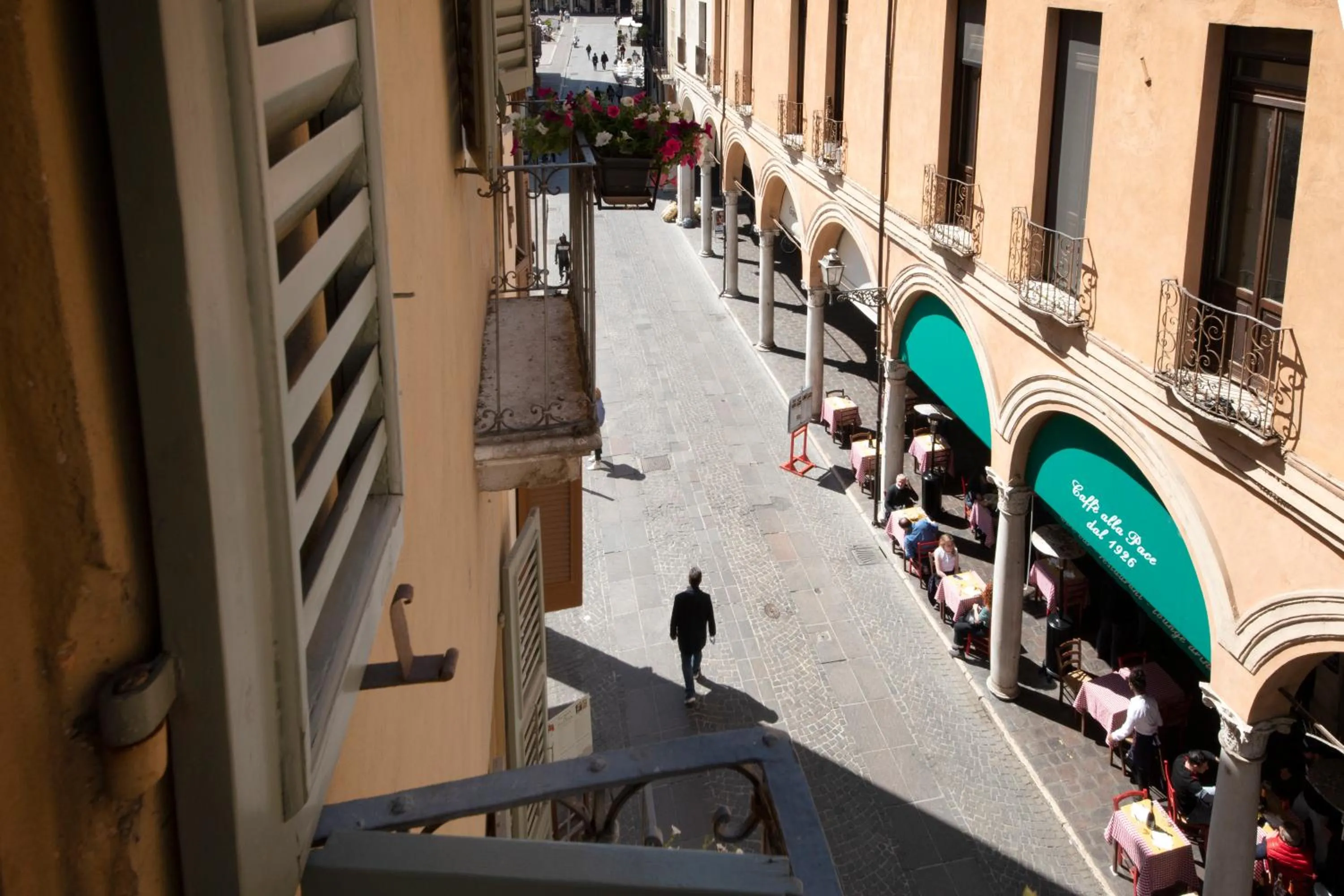 Neighbourhood in Hotel Broletto - Centro Storico