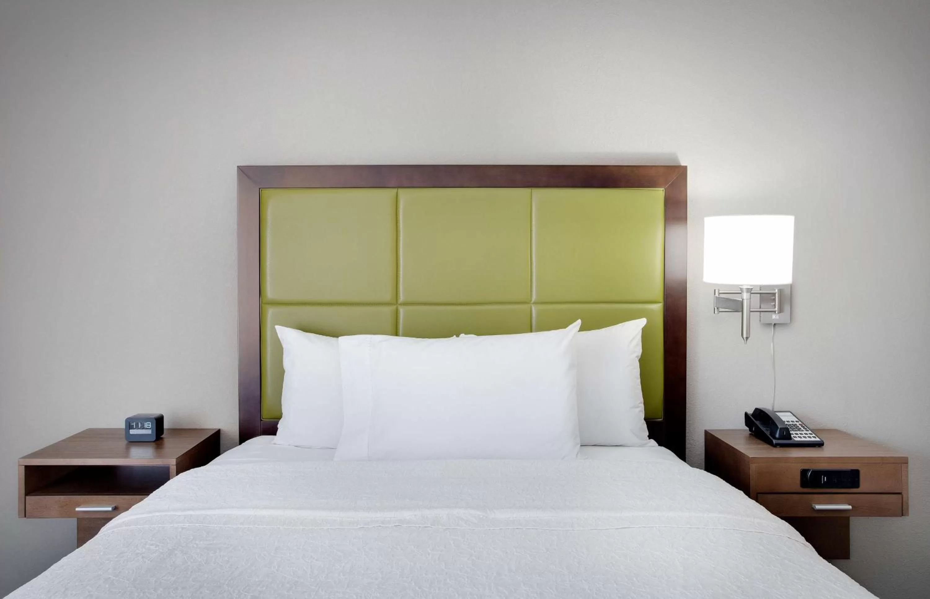 Bedroom, Bed in Hampton Inn Middletown