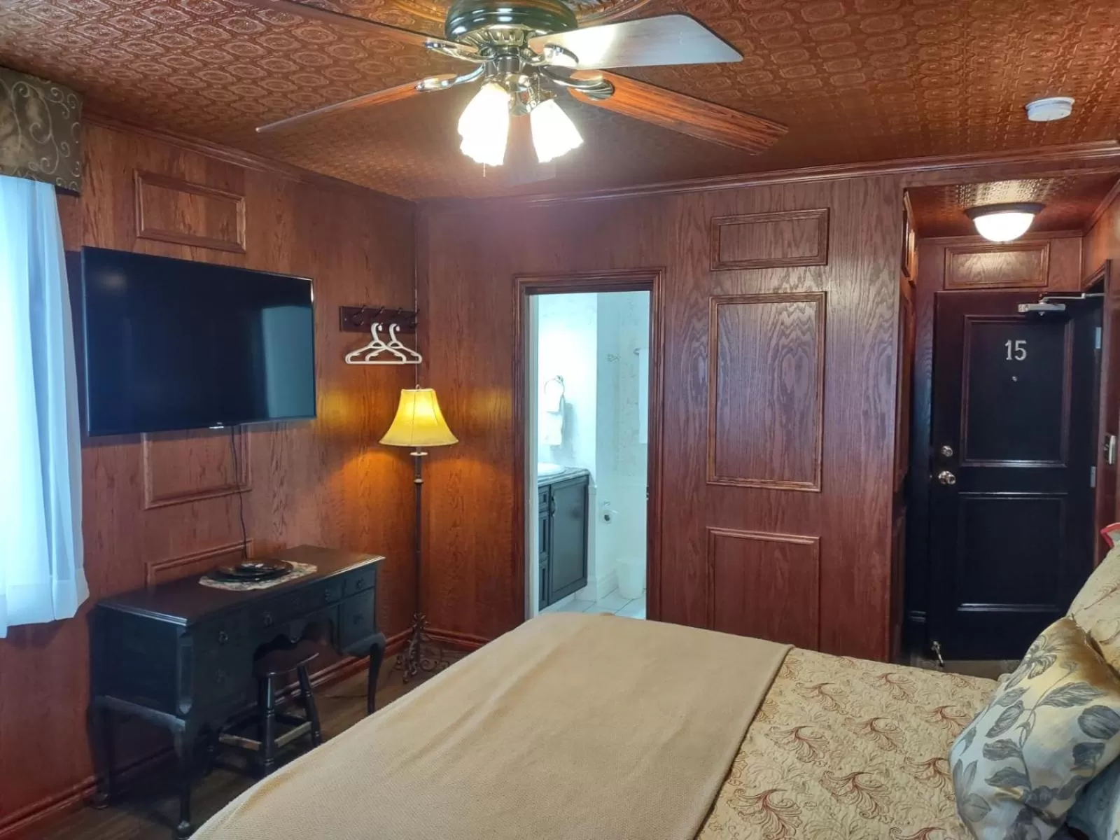 Bathroom, Bed in The King George Inn