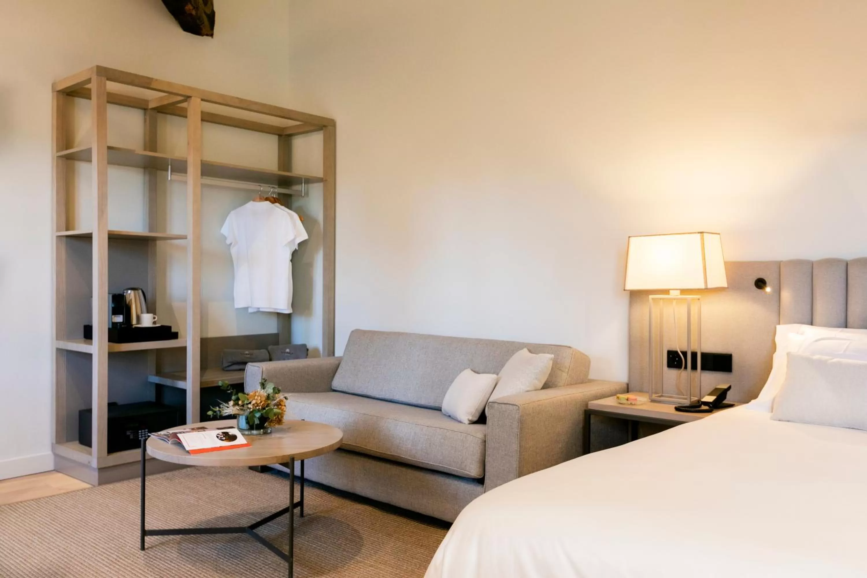 Seating area, Bed in Sofraga Palacio