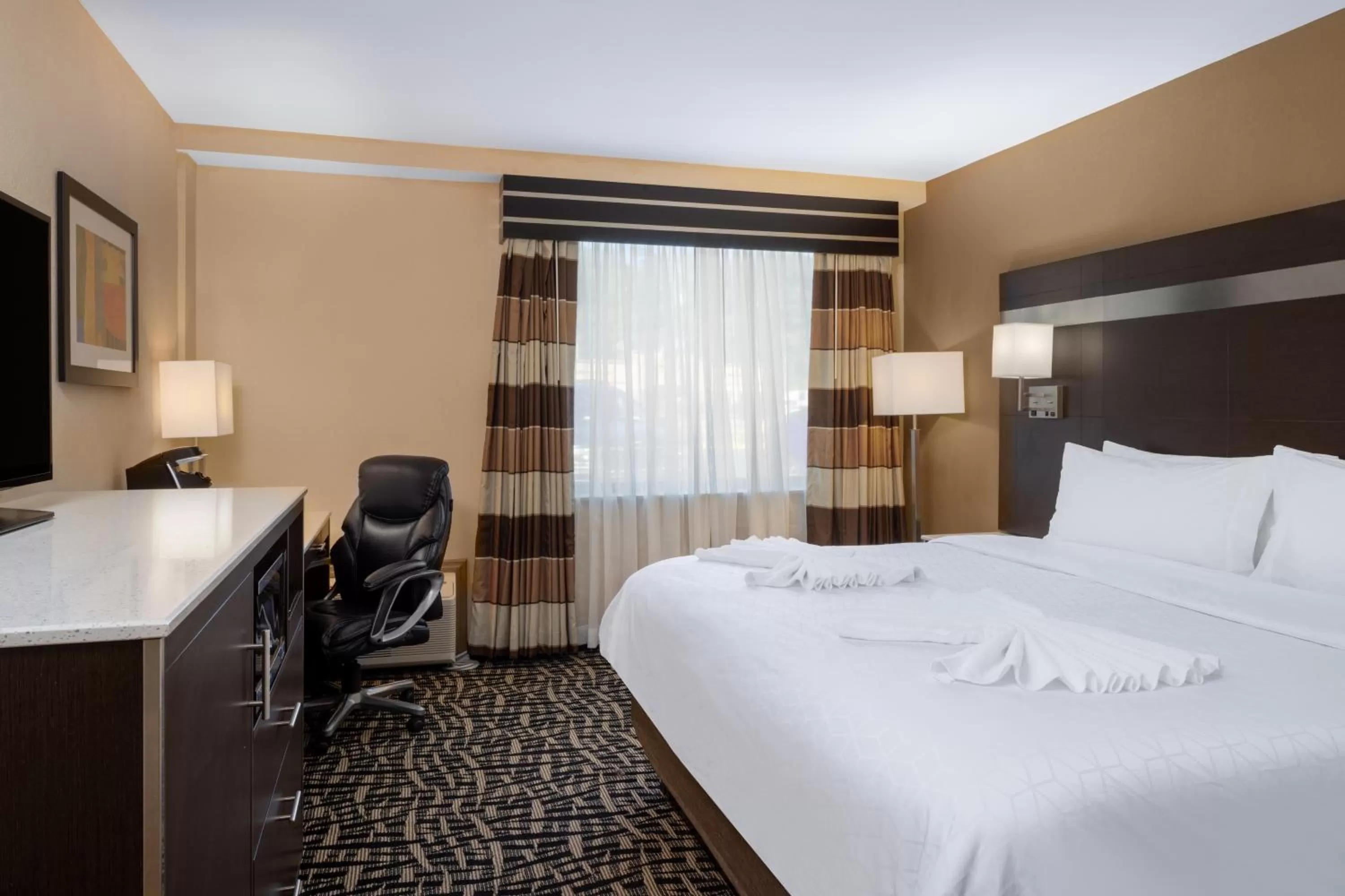 Bed in Holiday Inn Poughkeepsie by IHG