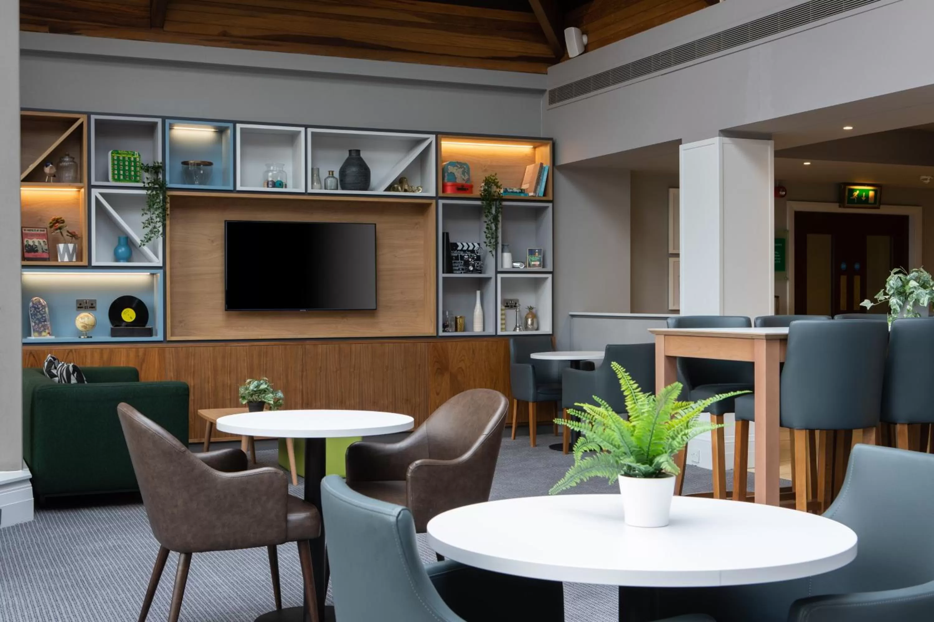 Lounge or bar in Holiday Inn Bolton Centre by IHG
