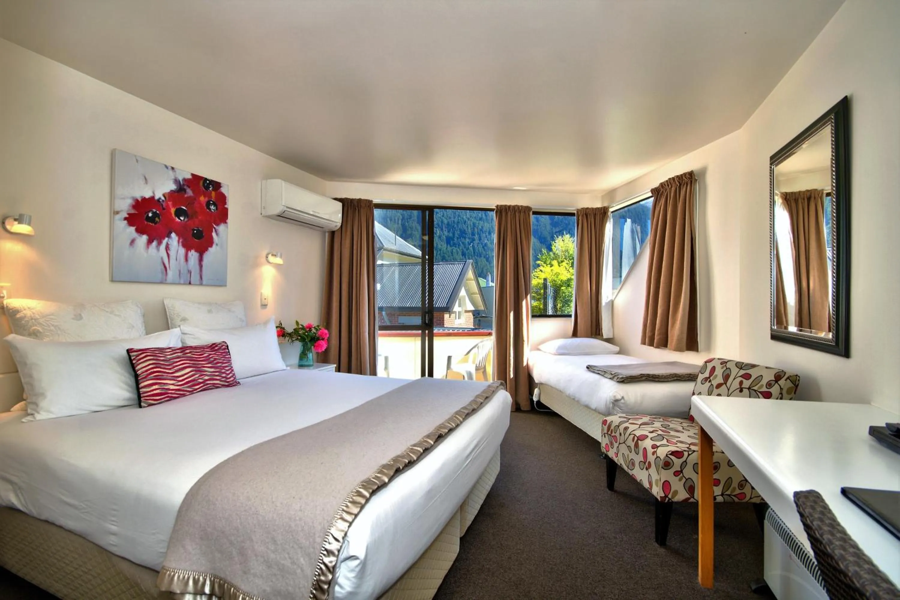 Photo of the whole room, Bed in Melbourne Lodge Queenstown