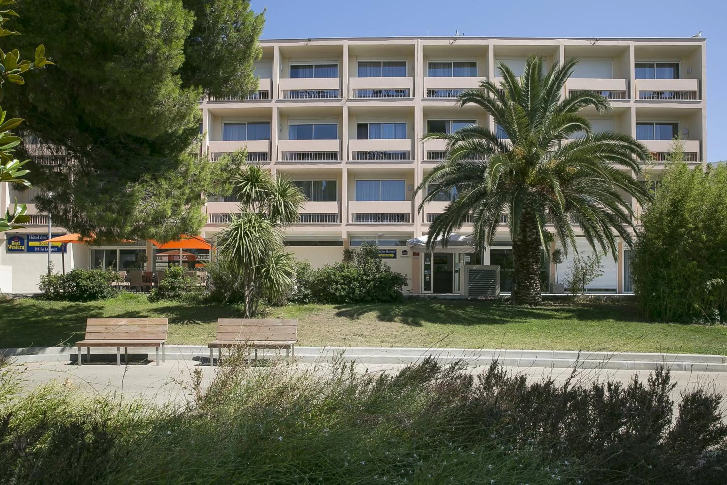 Property building in Best Western Hôtel des Thermes - Balaruc les Bains Sète