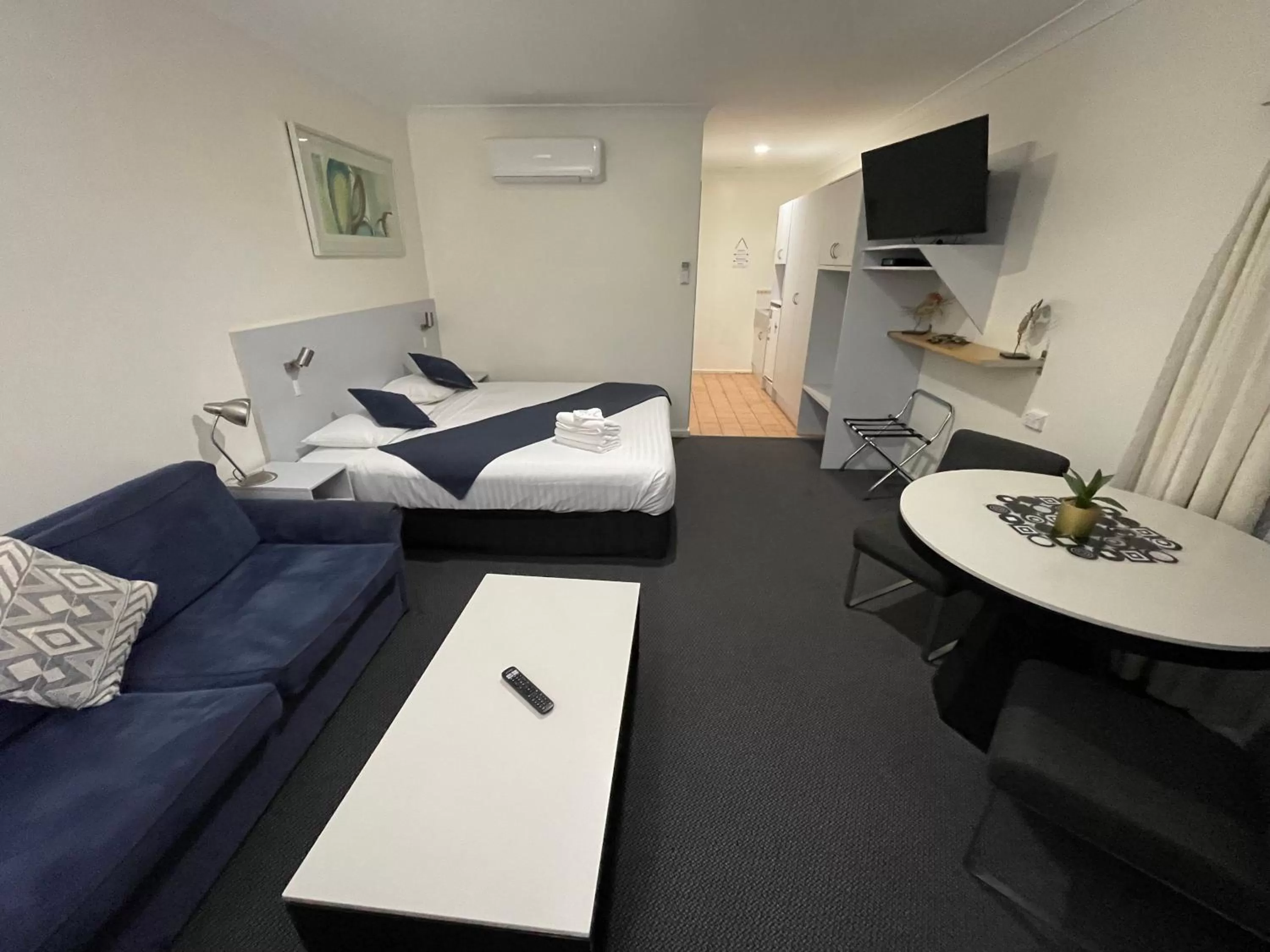 Bed in Lakeview Motor Inn