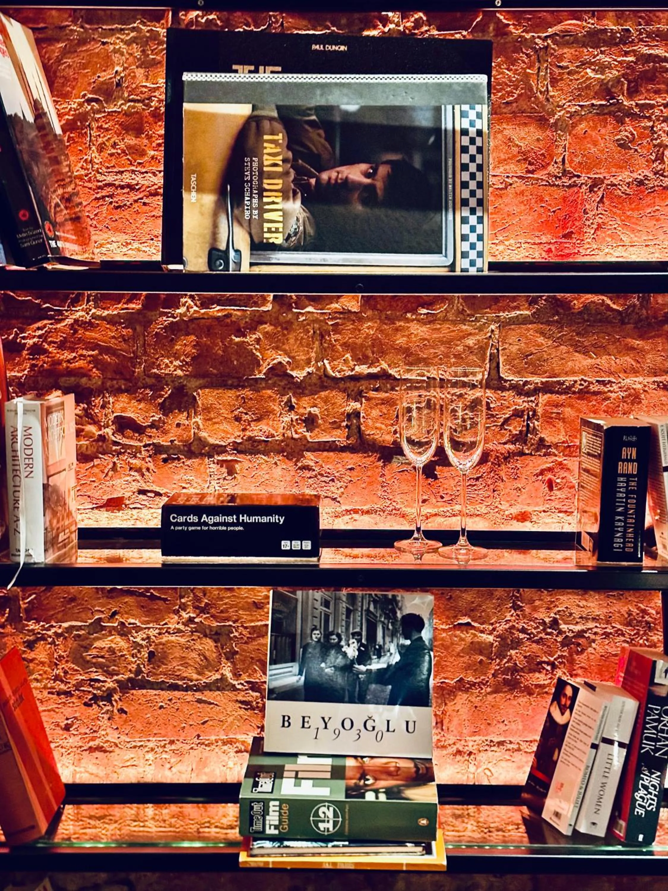 Communal lounge/ TV room in RUZ Hotels