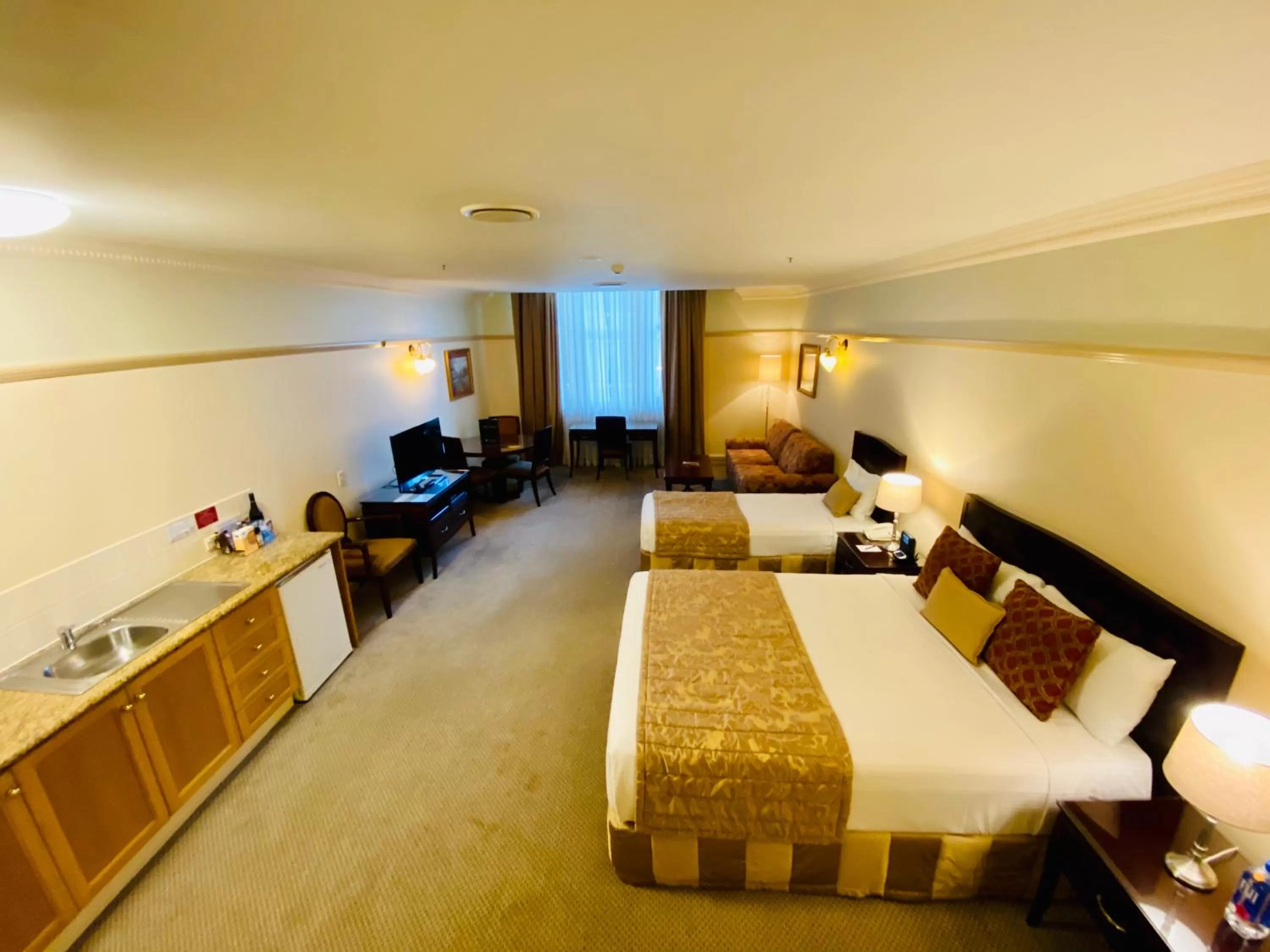 Coffee/tea facilities, Bed in Royal Albert Hotel