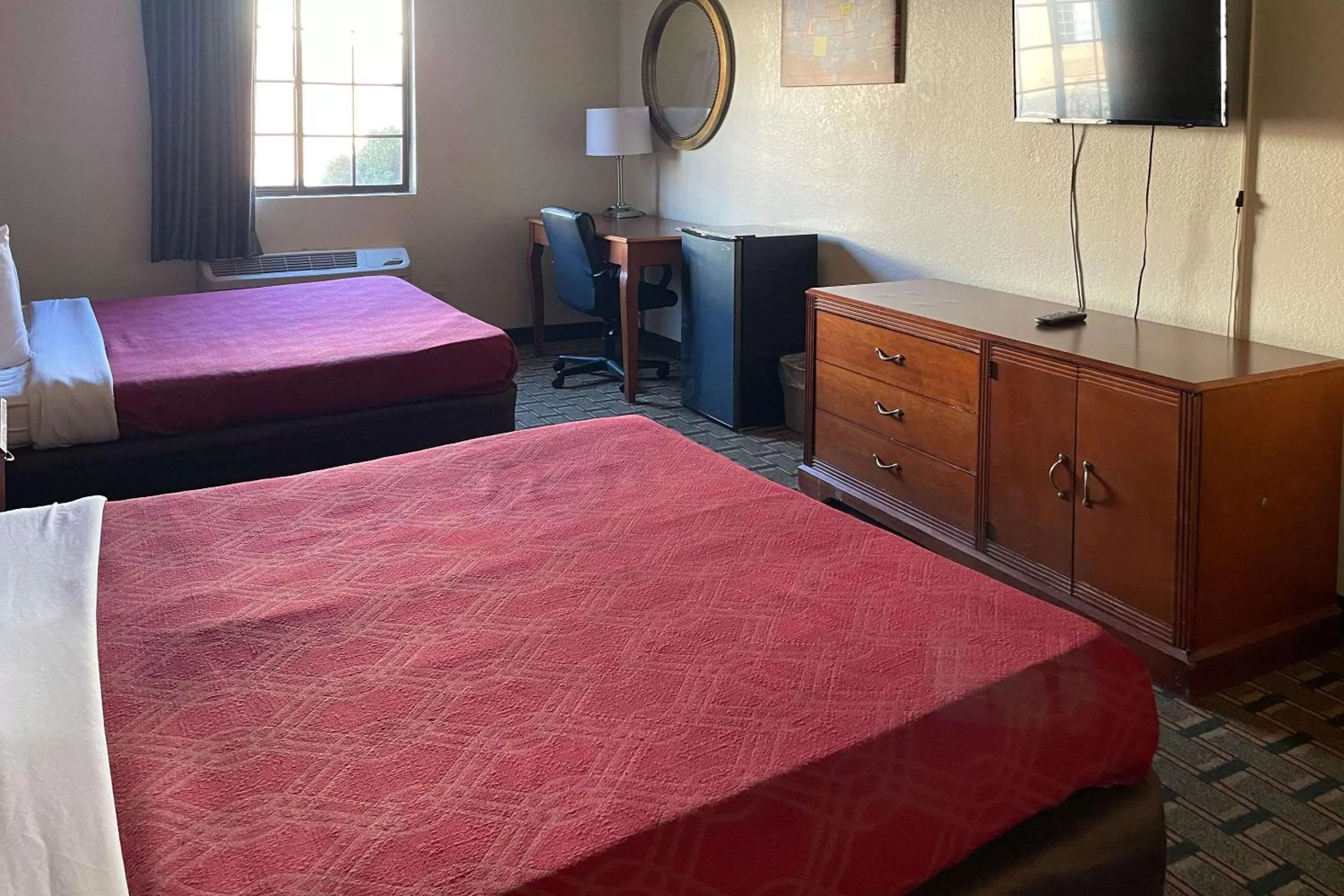 Bedroom, Bed in Econo Lodge Kalamazoo near Wings Stadium