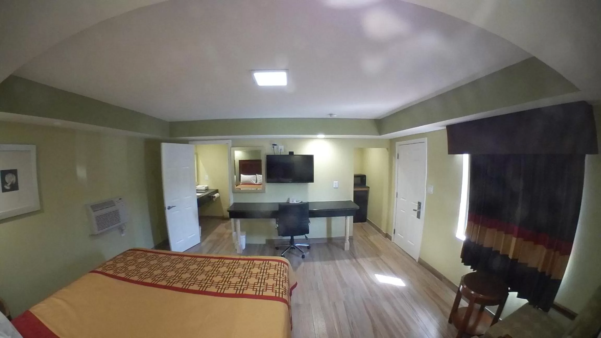 Photo of the whole room, Bed in Travel Inn of Riviera Beach