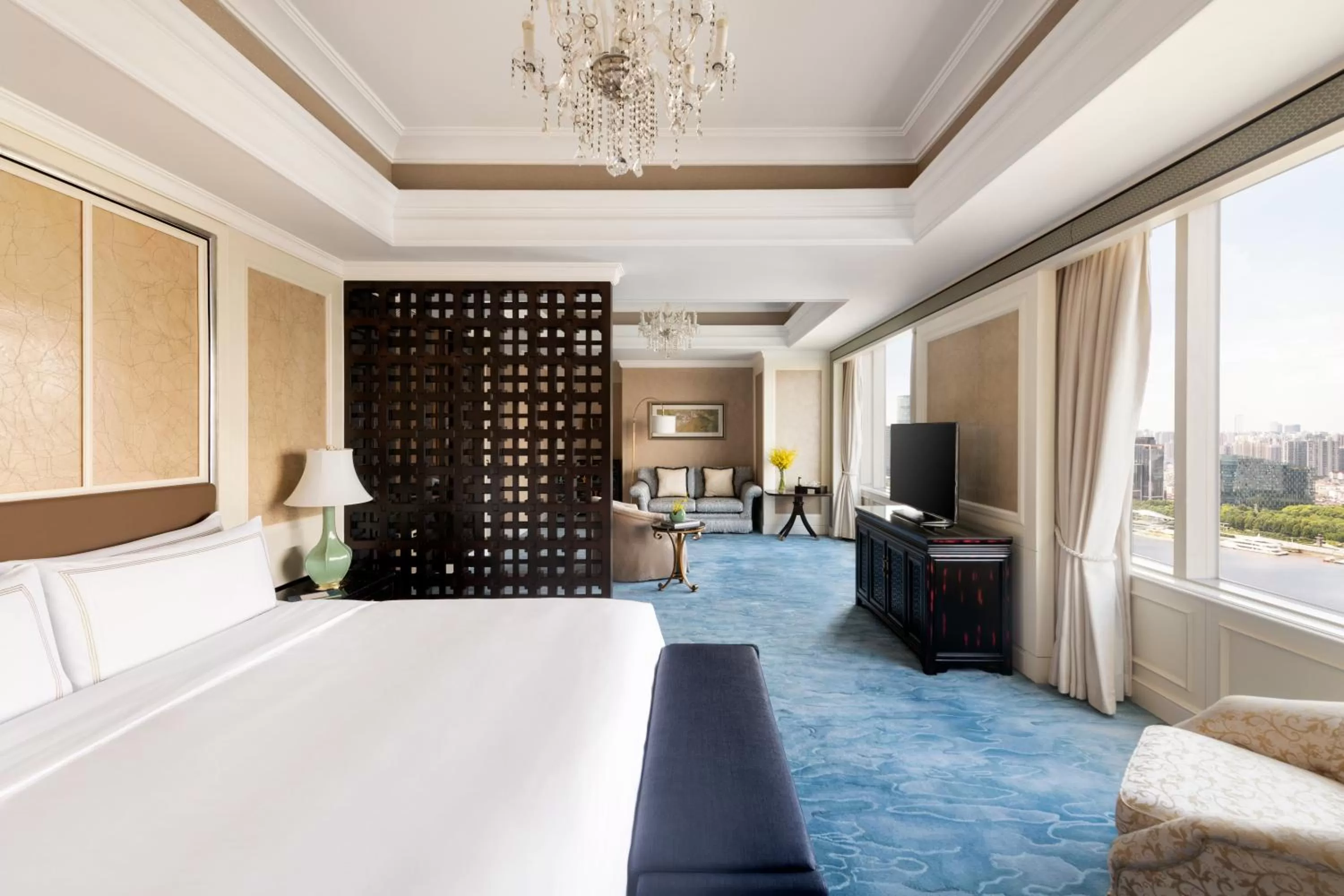 Bedroom, Bed in Pudong Shangri-La, Shanghai