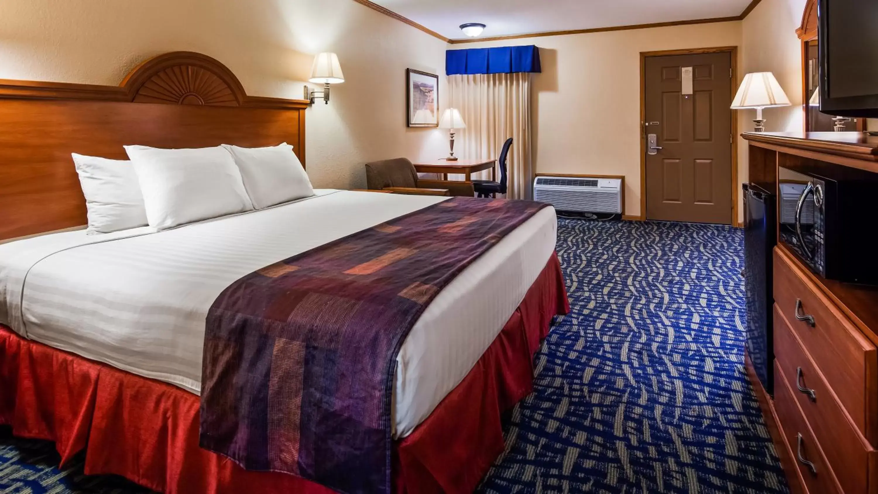 King Room with Bathtub - Mobility Accessible in SureStay by Best Western Kansas City Country Inn North King Room with Bathtub - Mobility Accessible in SureStay by Best Western Kansas City Country Inn North